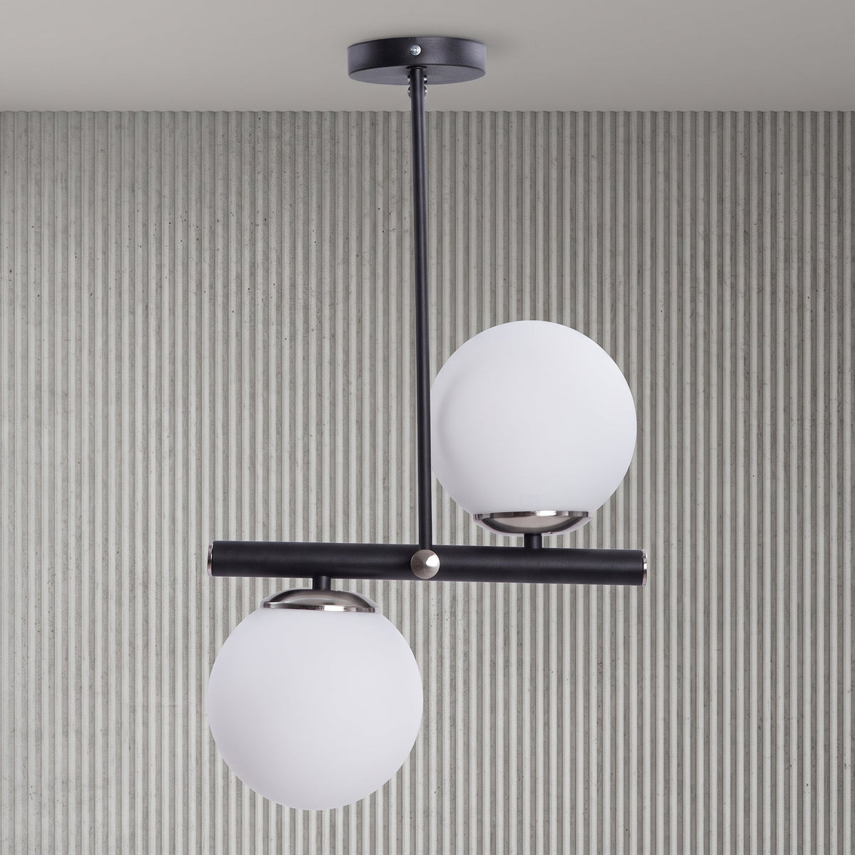 Lustre 2 globes en verre opale blanc avec structure noire diagonale