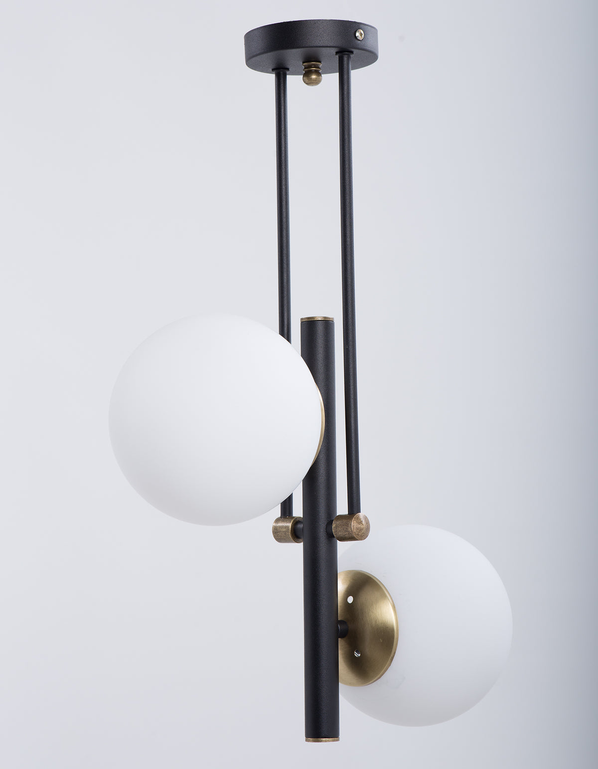 Vue de face du lustre 2 globes opale blanc avec structure noire asymétrique