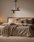 Lustre 2 lumières globes ambrés dans une chambre cosy