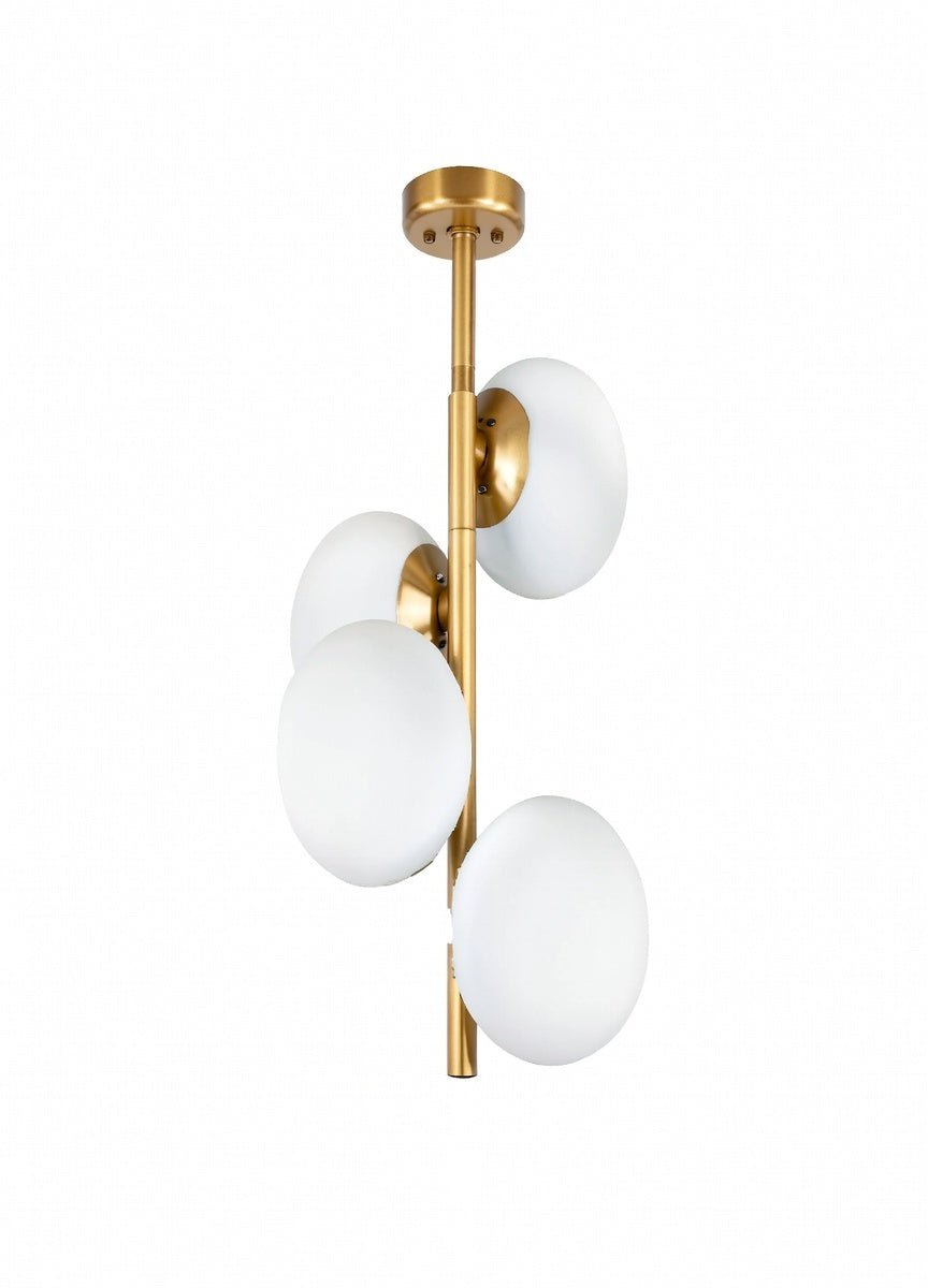 Vue du lustre 4 globes en verre blanc opale avec structure asymétrique finition laiton doré