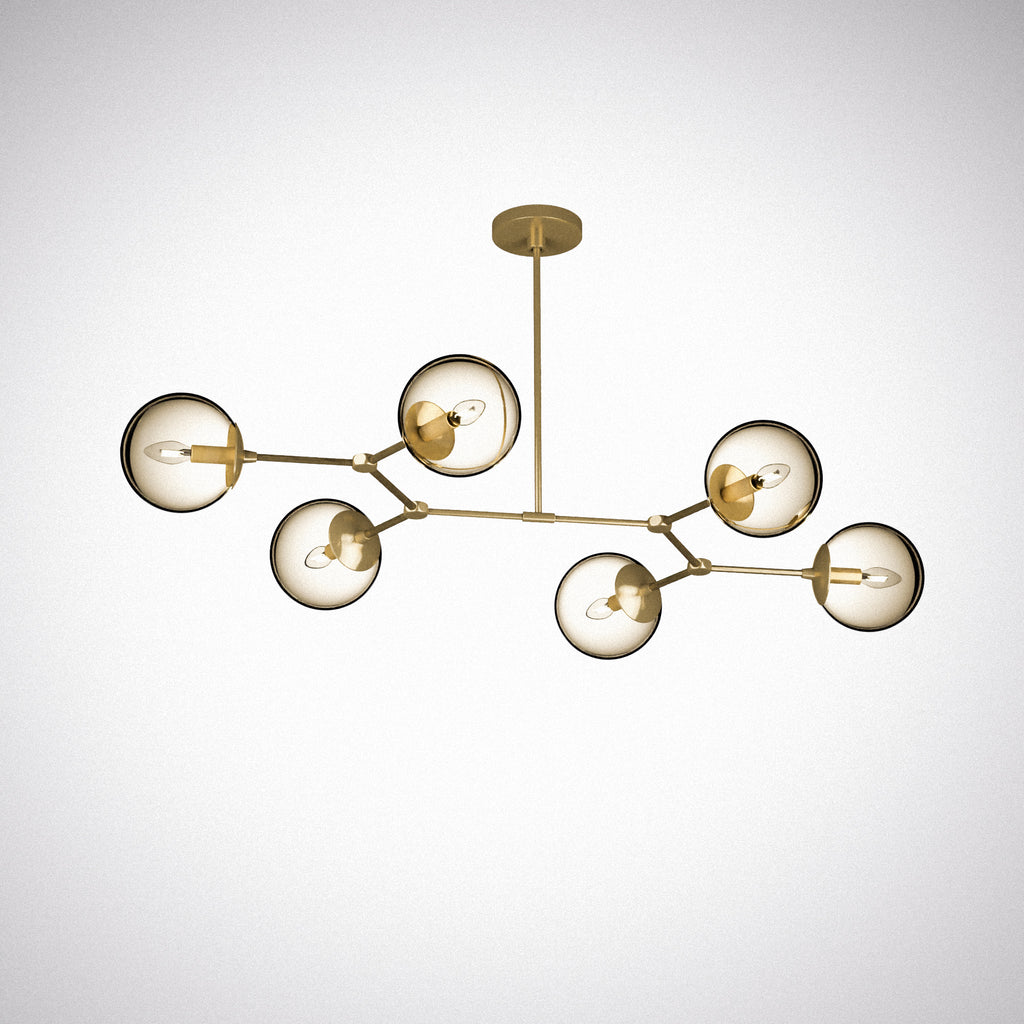 Vue d’ensemble du lustre 6 globes fumés et structure en métal doré