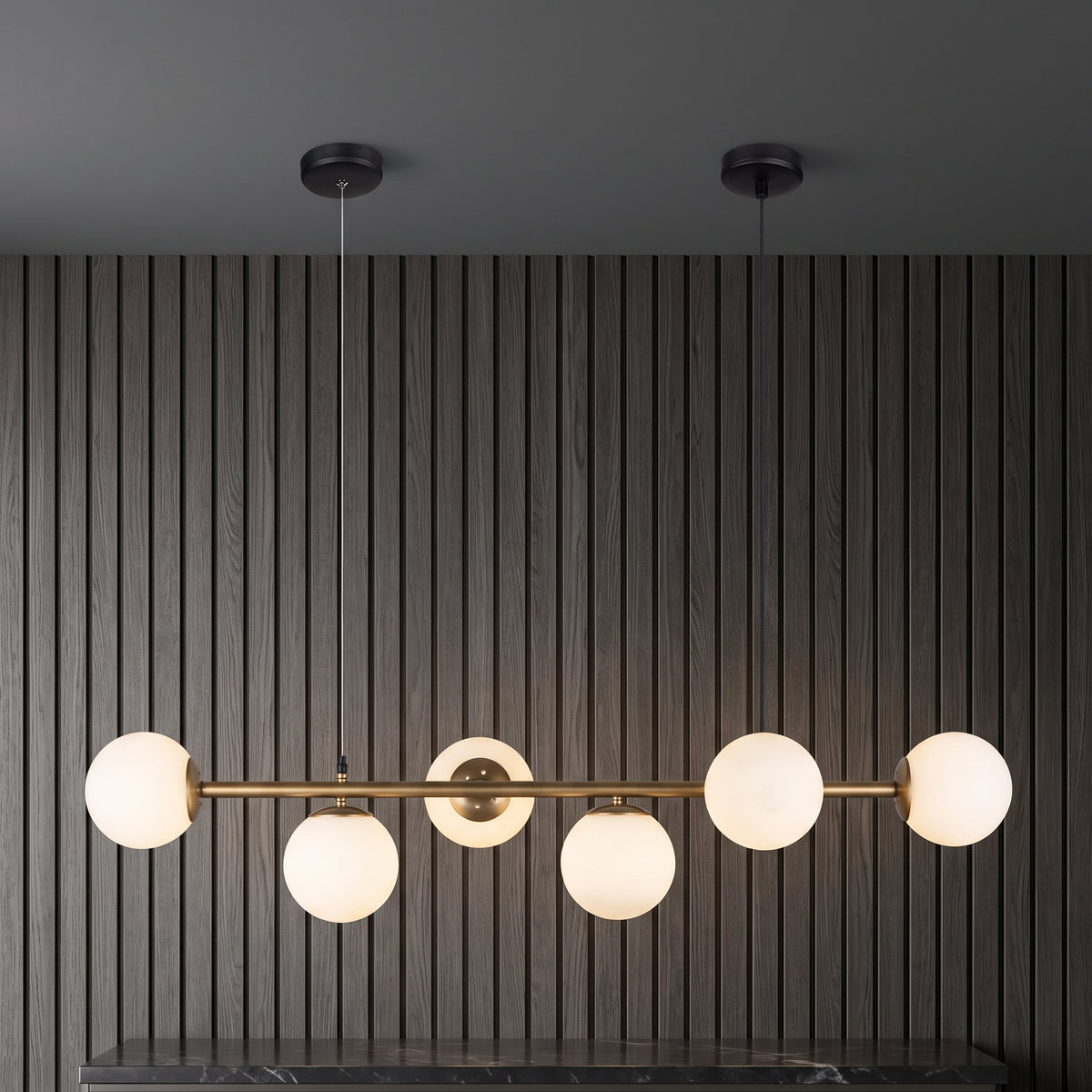 Lustre suspendu 6 globes en verre opale blanc avec structure en laiton doré