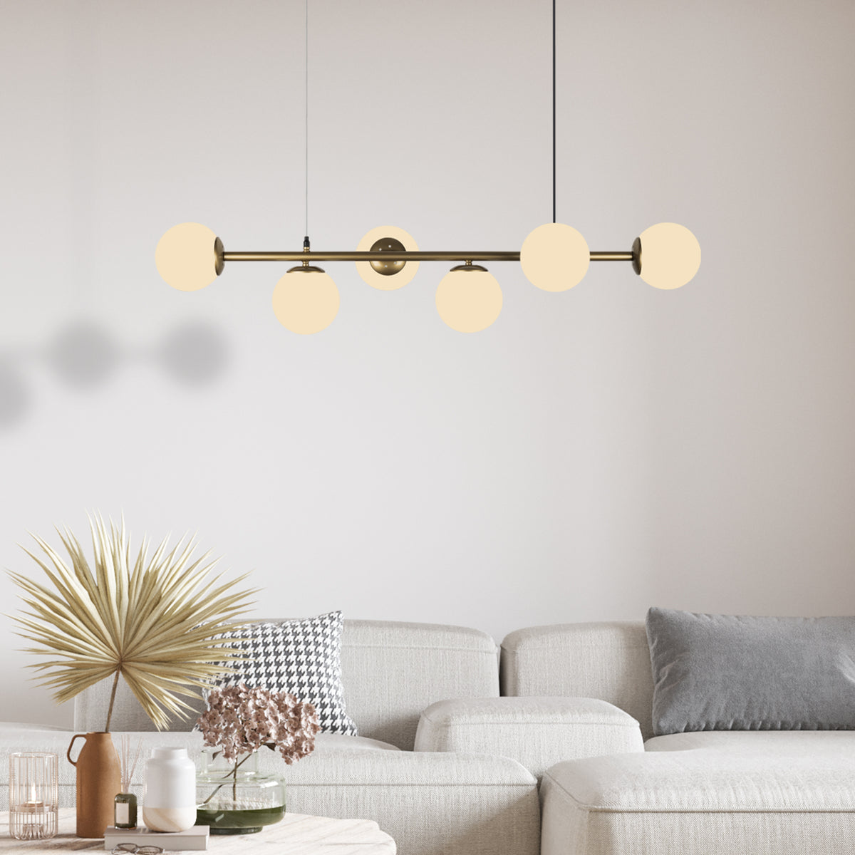 Lustre 6 globes opale blanc installé dans un salon contemporain