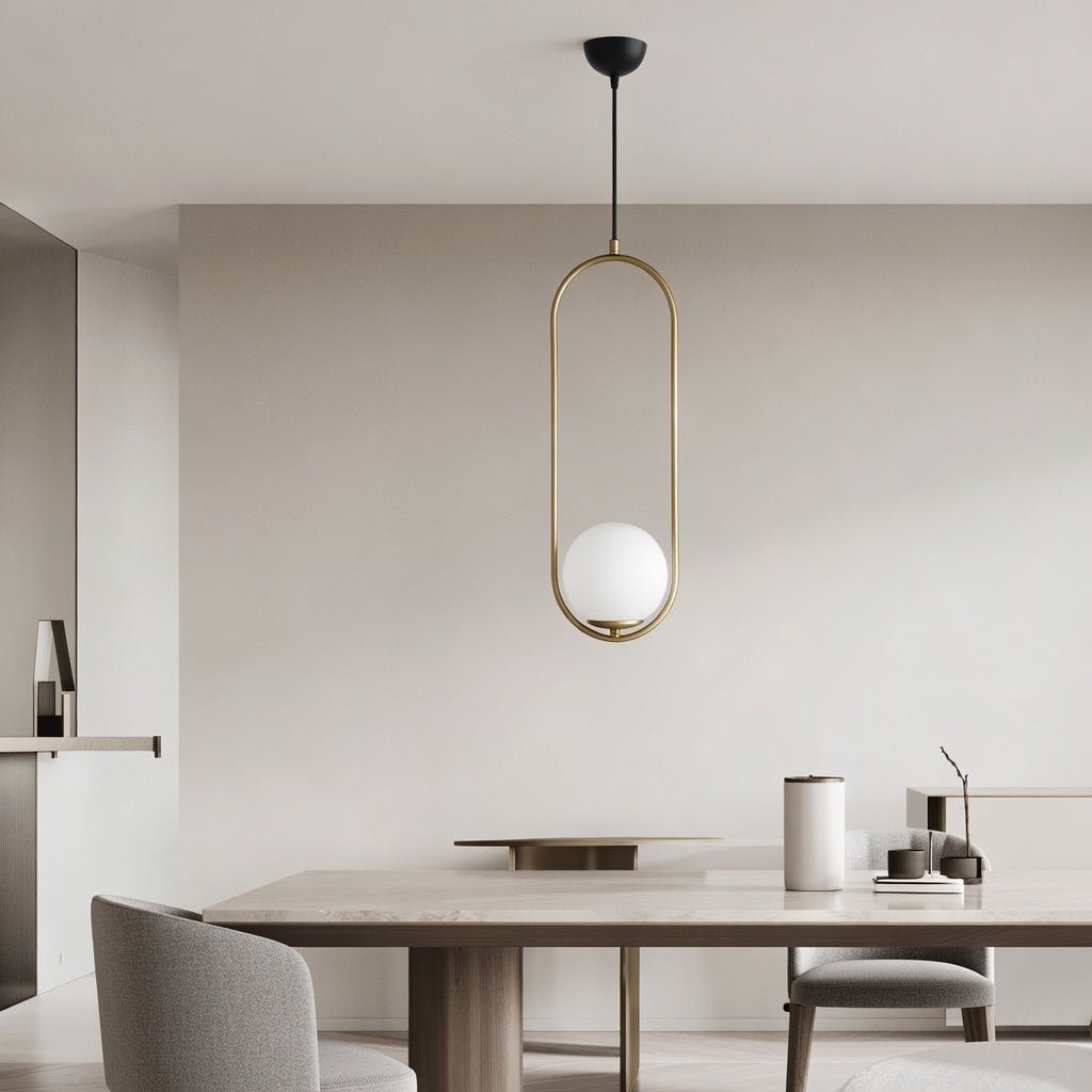 Lustre suspendu cadre ovale doré avec globe blanc opale installé dans une salle à manger contemporaine
