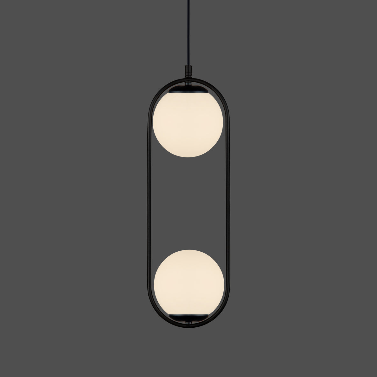 Vue allumée du lustre double globe opale blanc avec structure métallique noire