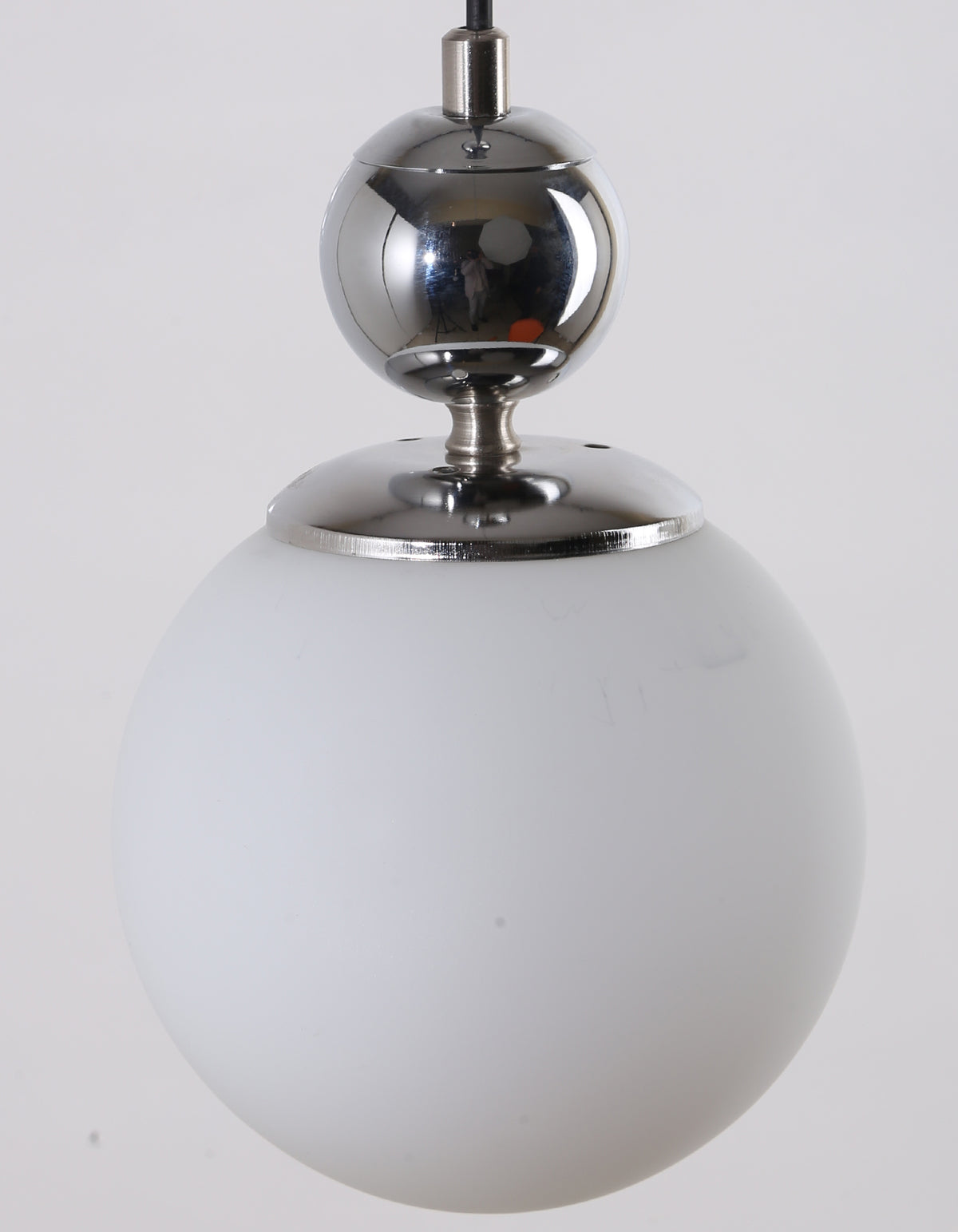 Détail du globe blanc opale et des finitions en métal chrome brillant