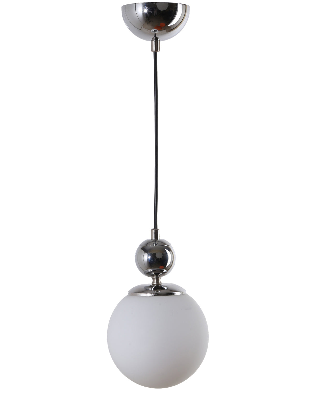 Vue de face de la suspension globe blanc opale avec structure en chrome brillant