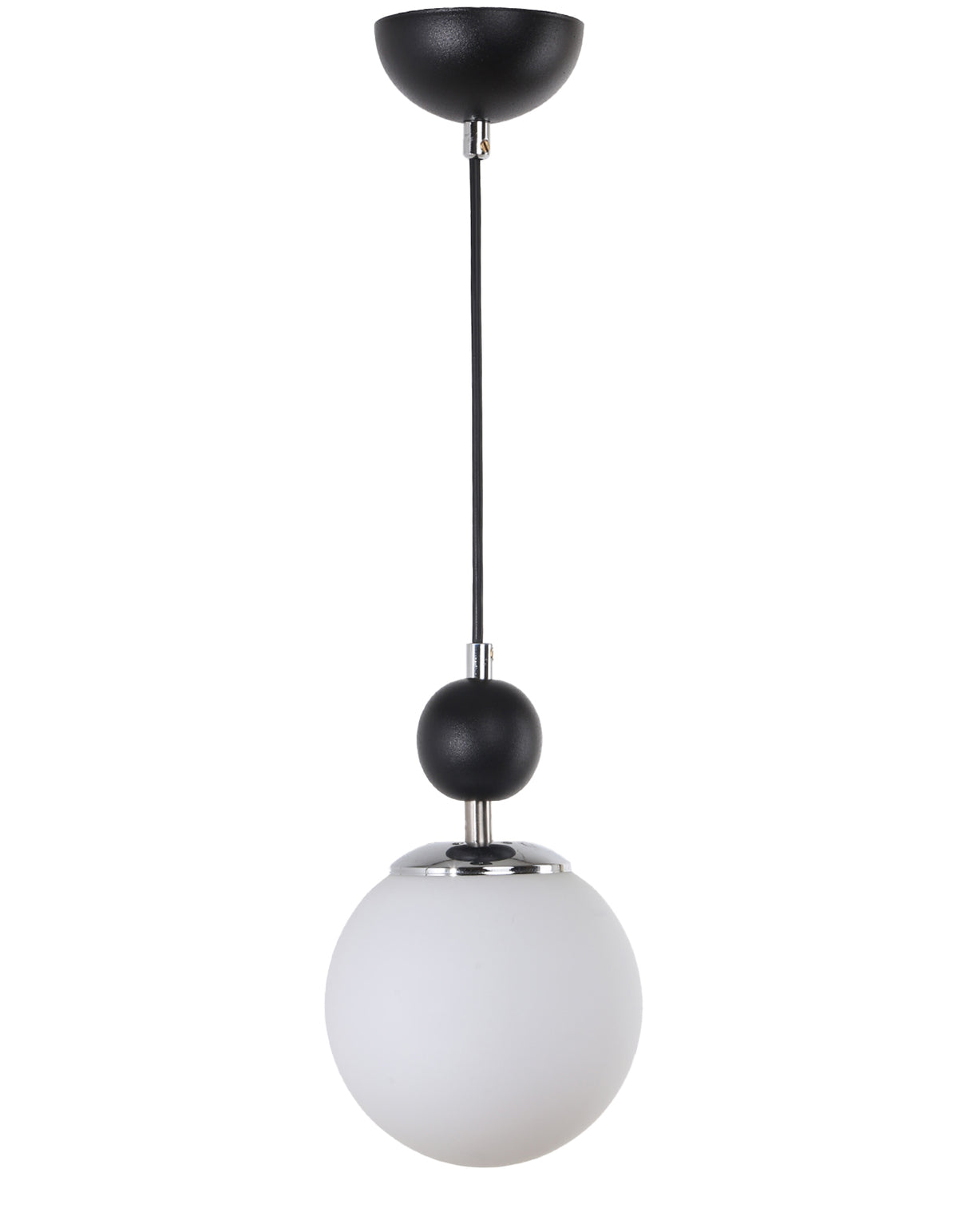Vue de face du lustre suspendu avec globe blanc opale, structure noire mate et détails chromés