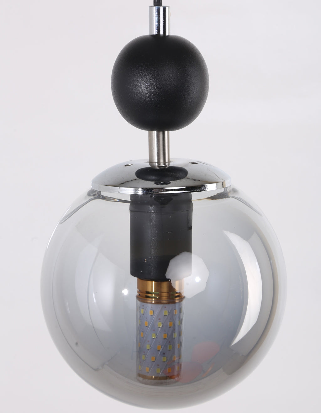 Détail du globe en verre transparent fumé, de la structure noire et de la fixation chromée