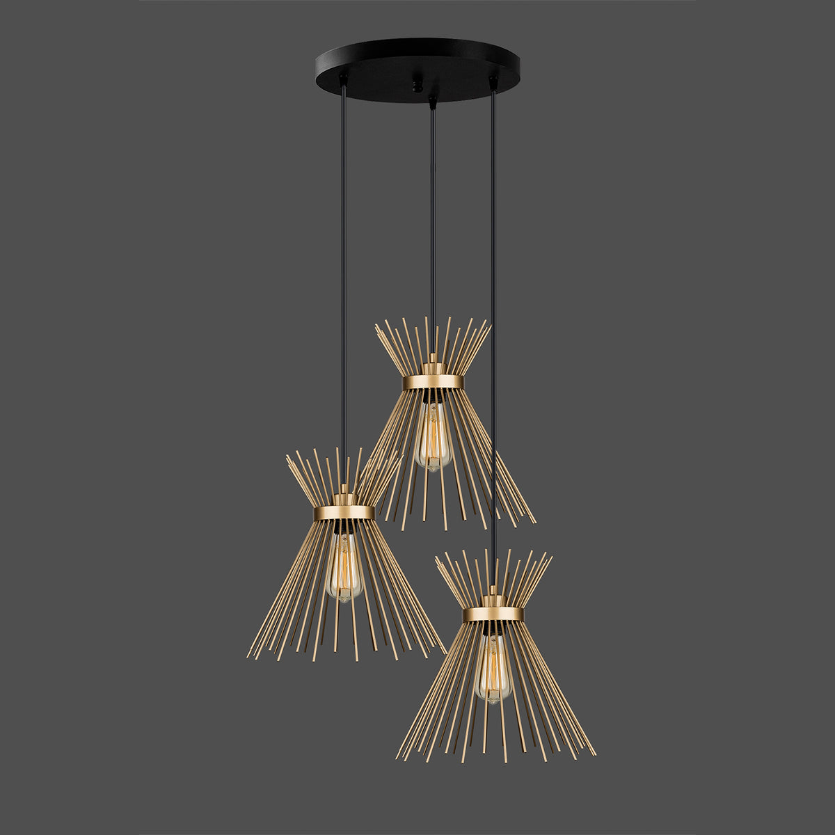 Suspension triple dorée à trois lumières avec rosace noire et rayons métalliques
