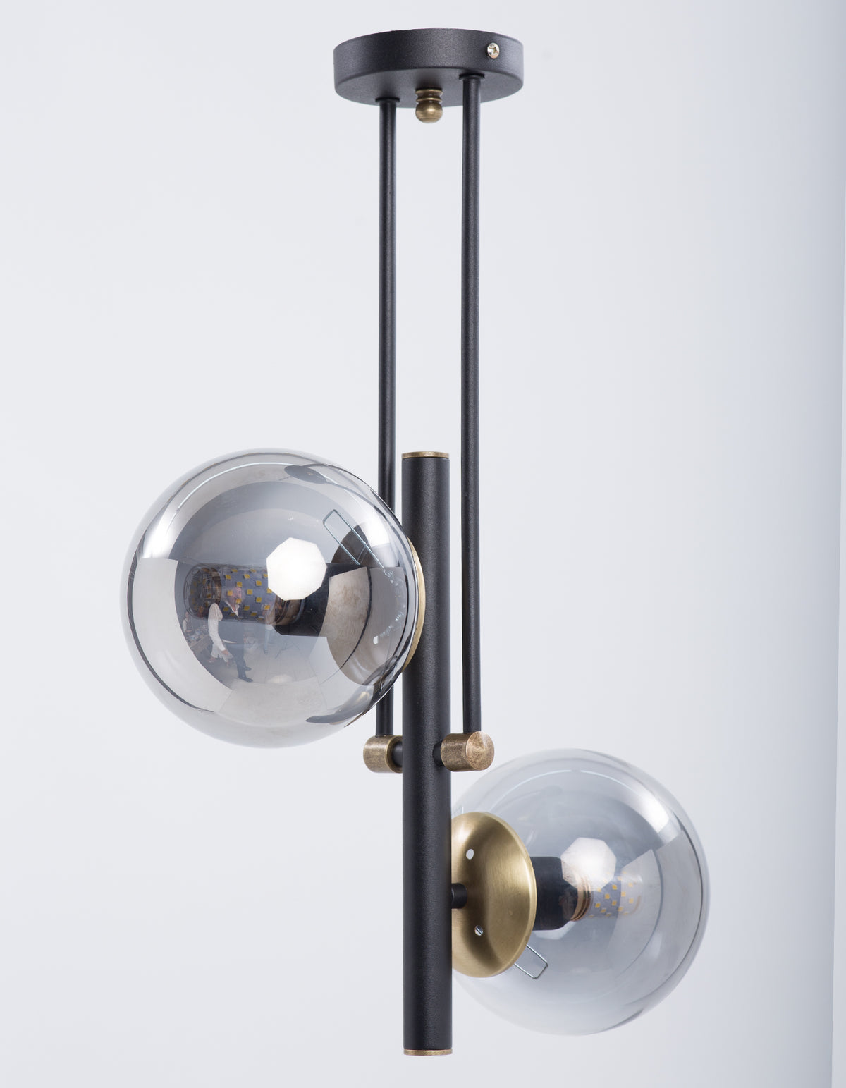 Vue latérale du lustre 2 globes fumés avec structure noire et détails dorés