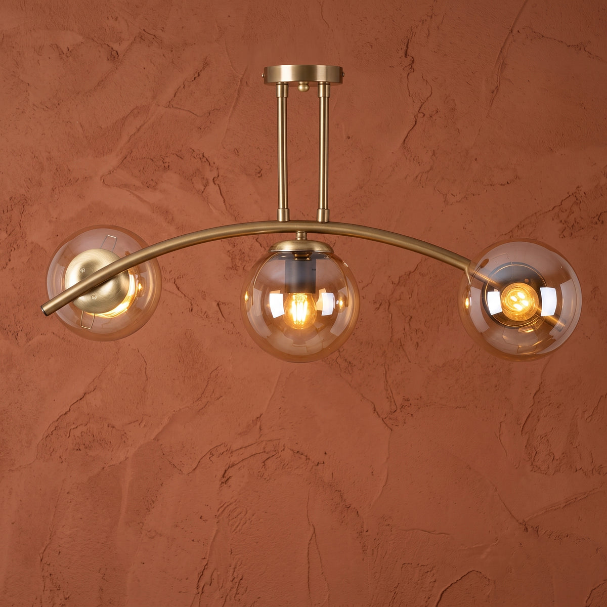 Plafonnier 3 globes en verre ambré avec structure en laiton doré brossé