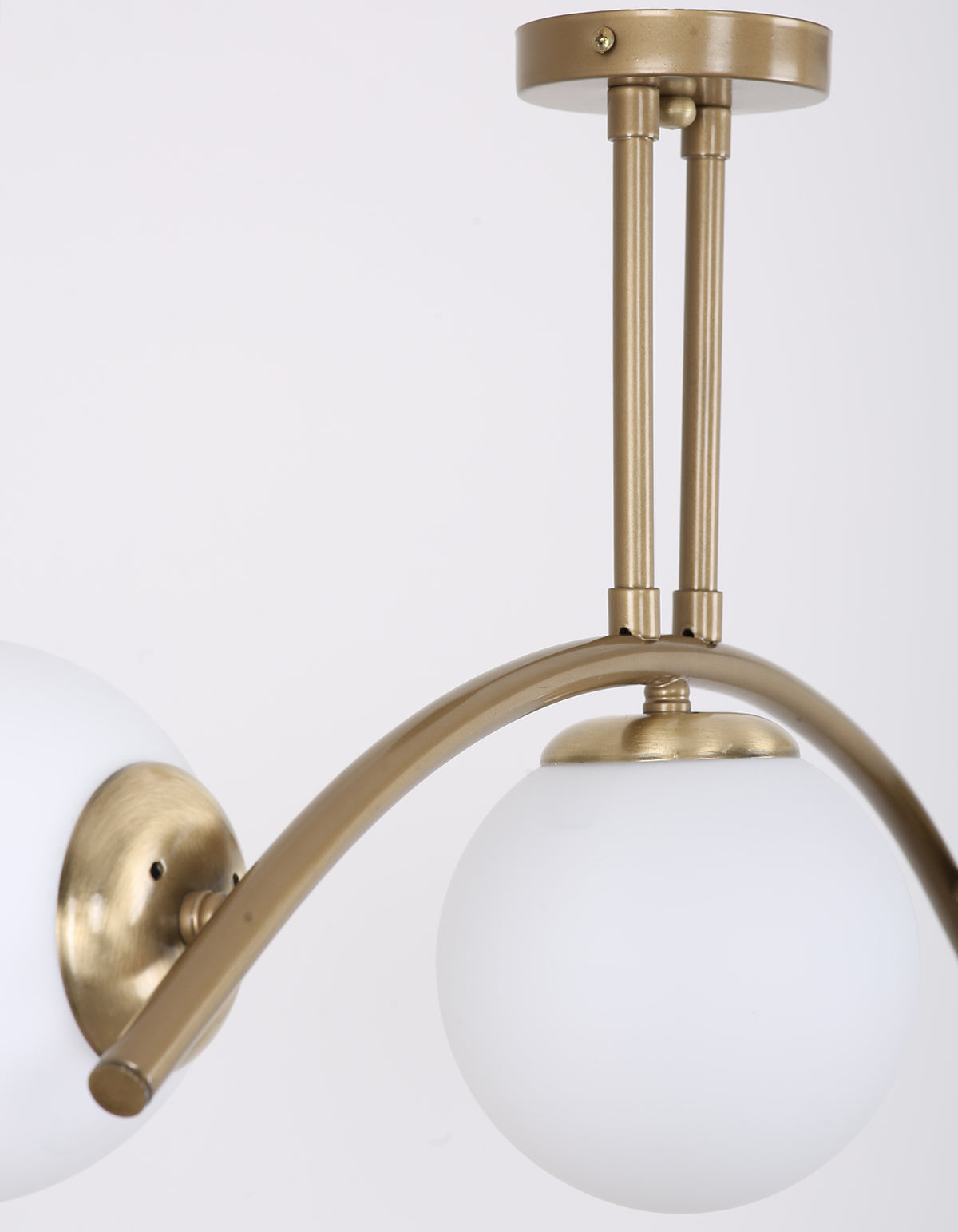 Détail de la structure en laiton doré brossé et du globe en verre blanc opale