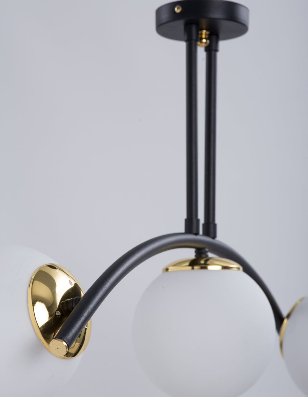 Dimensions du plafonnier 3 globes blanc opale, largeur 64 cm, hauteur 40 cm et globes Ø 15 cm
