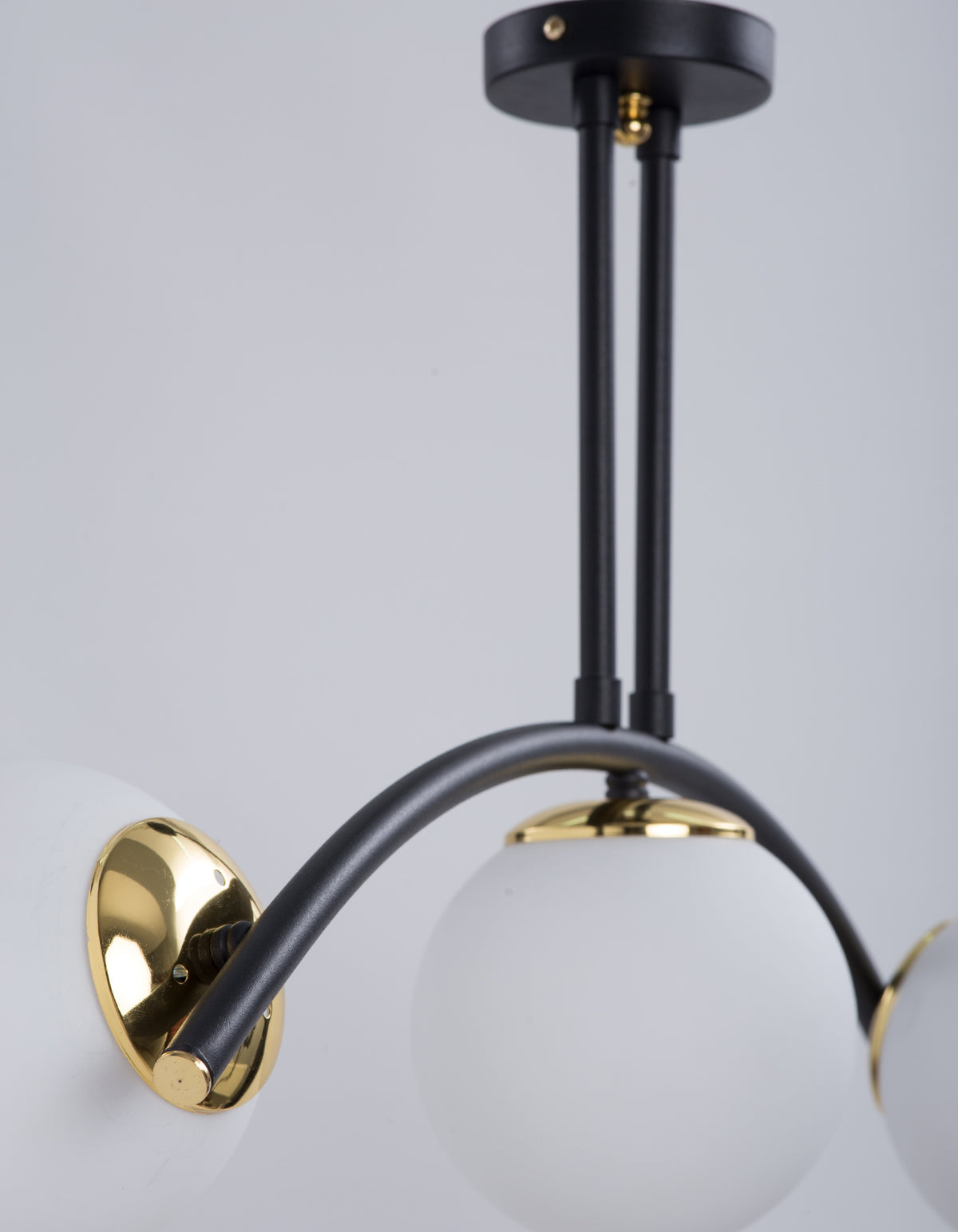 Dimensions du plafonnier 3 globes blanc opale, largeur 64 cm, hauteur 40 cm et globes Ø 15 cm