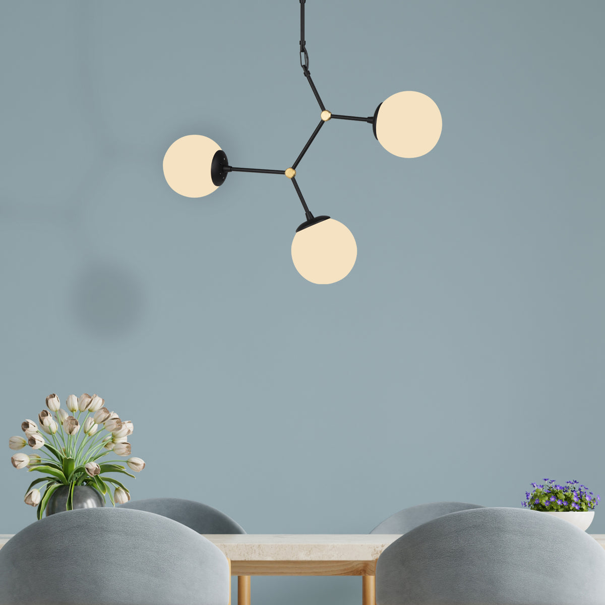 Plafonnier moléculaire 3 globes blanc opale avec structure noire dans un intérieur aux tons bleus