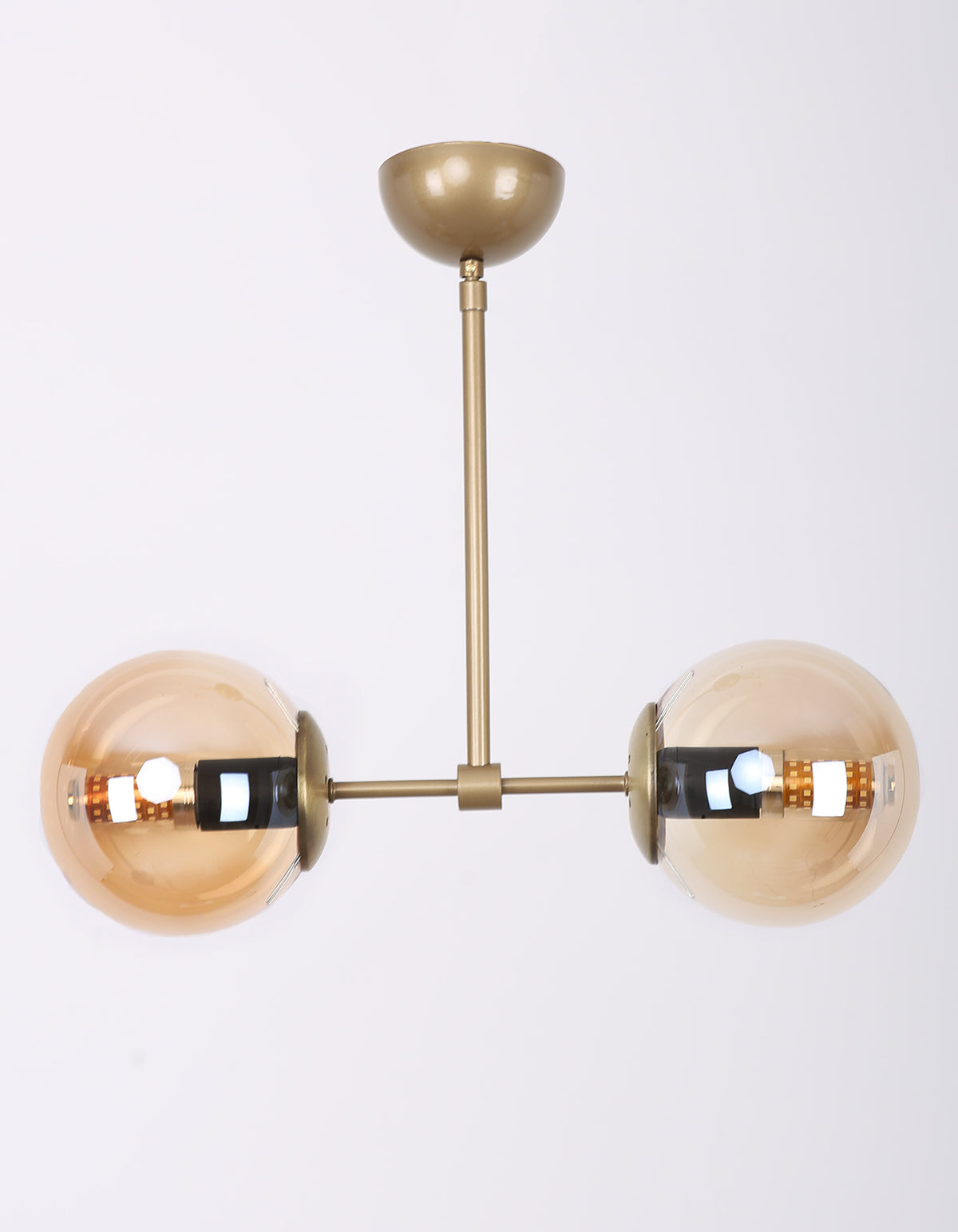 Vue de face de la suspension 2 globes ambrés avec structure en finition laiton brossé