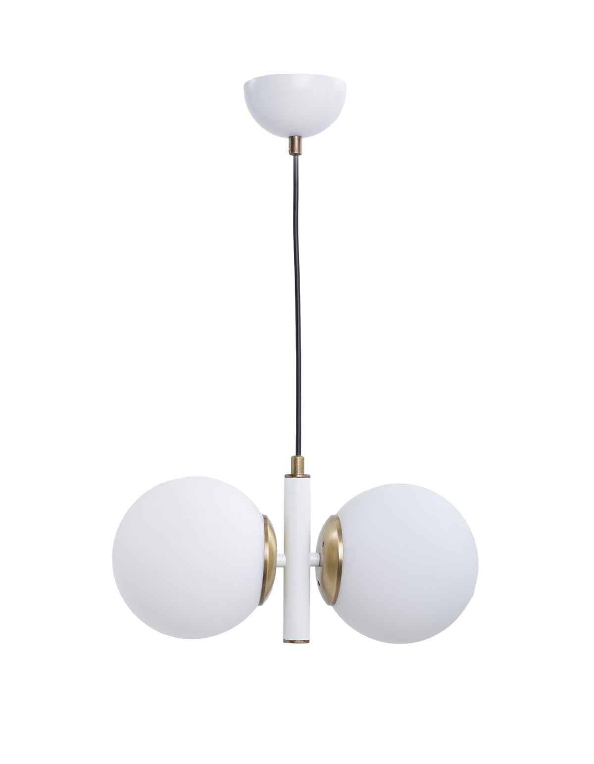 Vue de la suspension 2 globes en verre blanc opale avec structure blanche et détails dorés