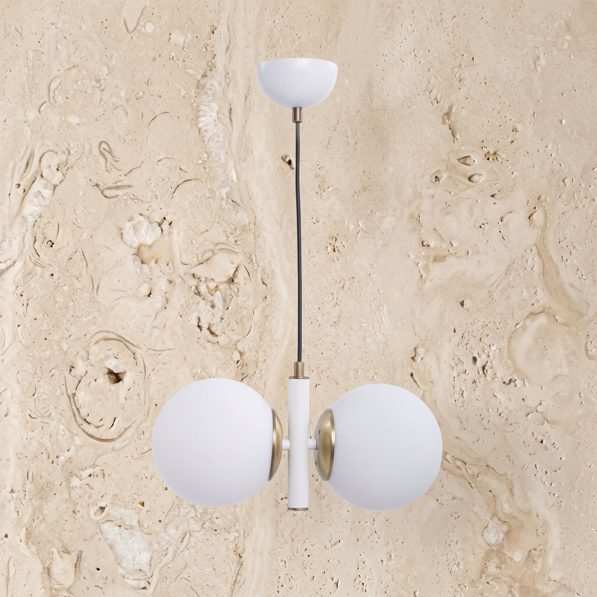 Suspension 2 globes en verre blanc opale avec structure blanc mat et détails dorés sur fond beige