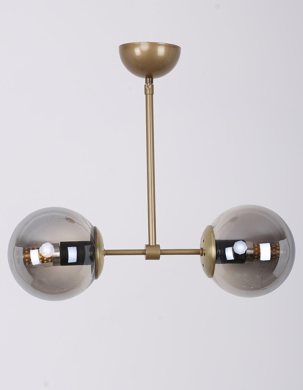 Vue de face de la suspension 2 globes fumés avec structure en finition laiton brossé