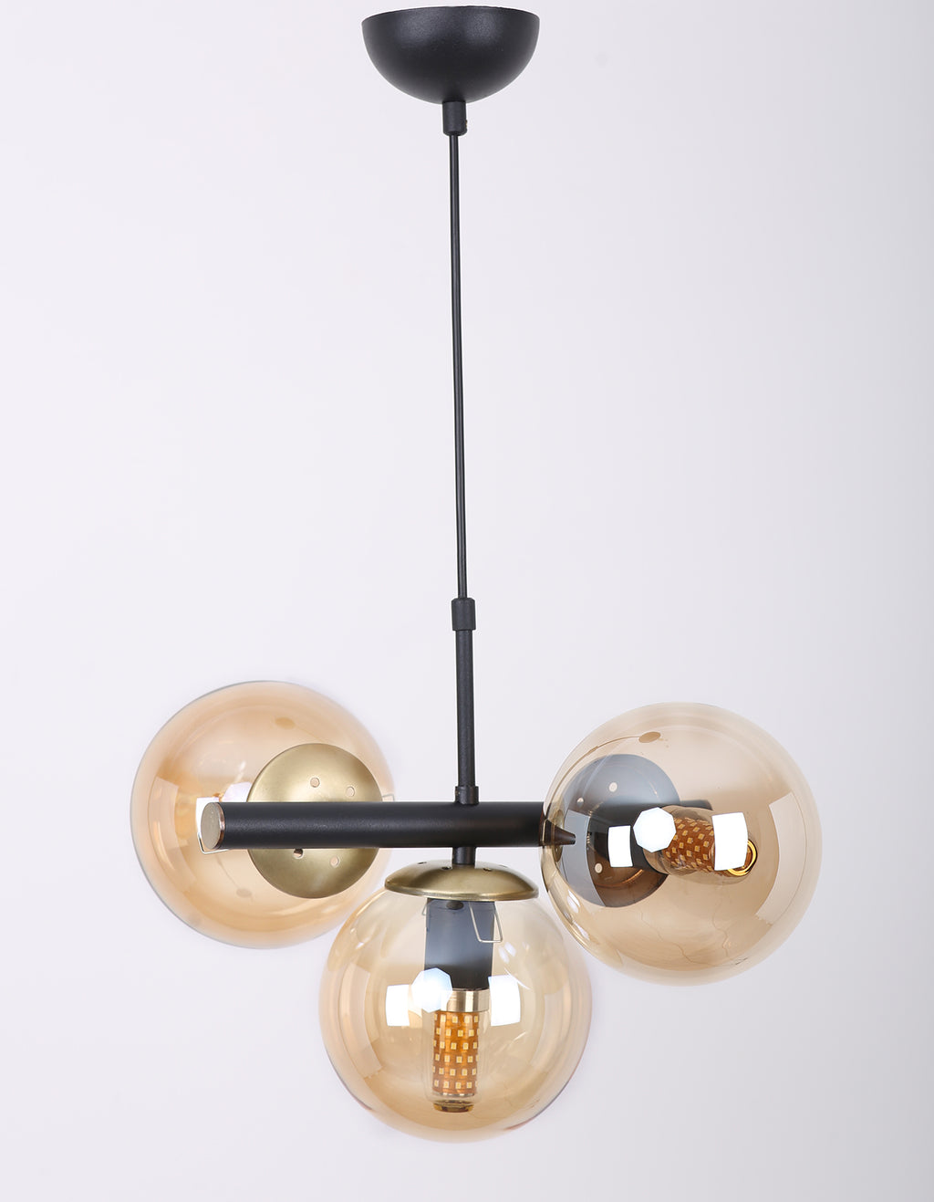 Vue de face de la suspension 3 globes ambrés sur structure noire et dorée