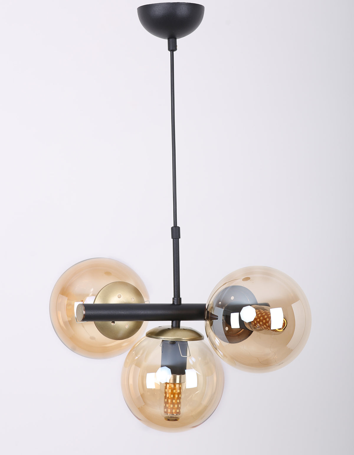 Vue de face de la suspension 3 globes ambrés sur structure noire et dorée