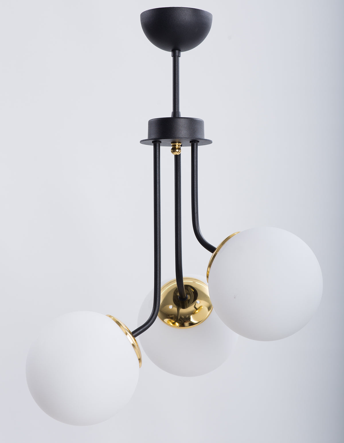 Vue de face de la suspension 3 globes blanc opale avec structure noire et dorée