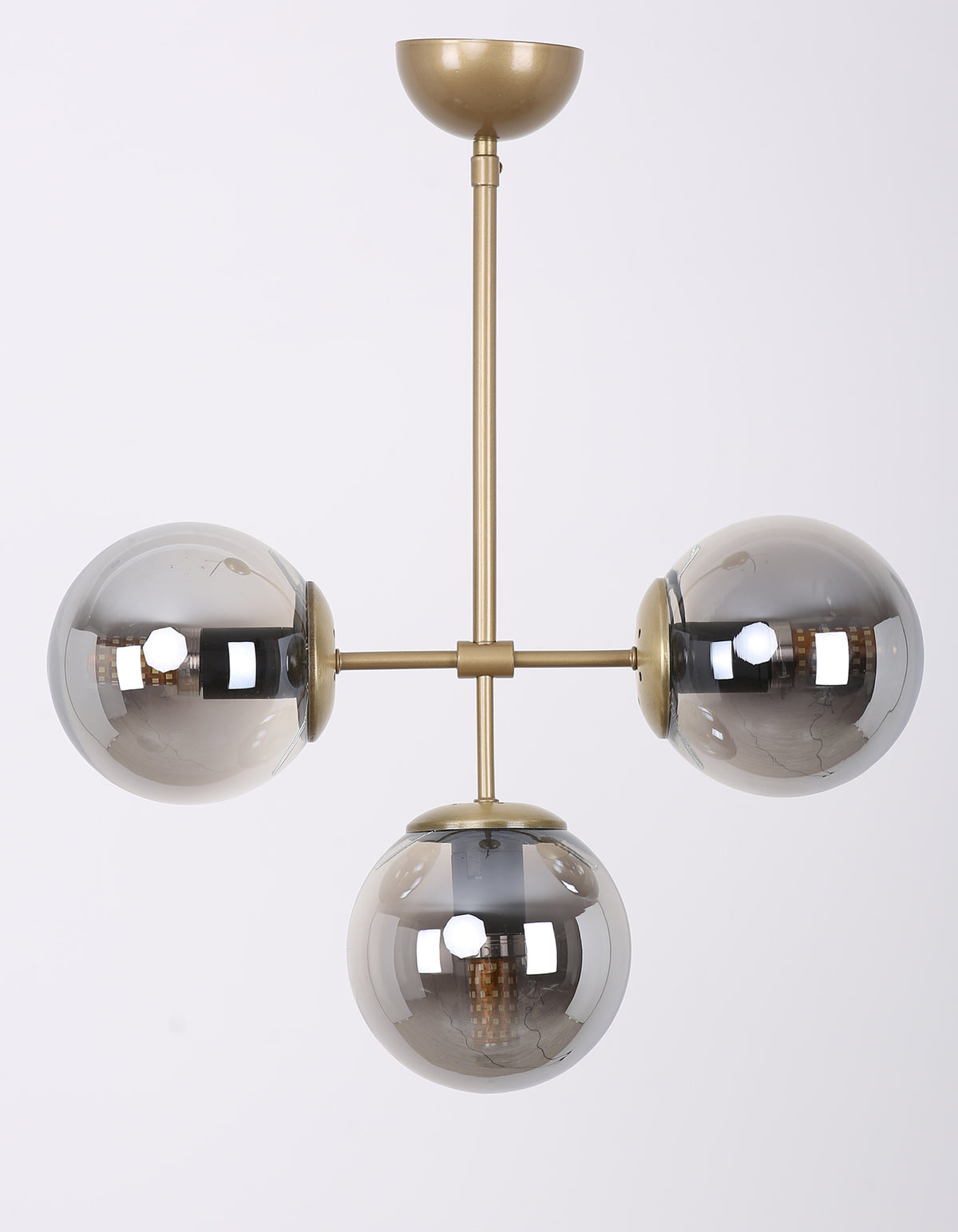 Vue de face de la suspension asymétrique 3 globes en verre fumé et laiton brossé