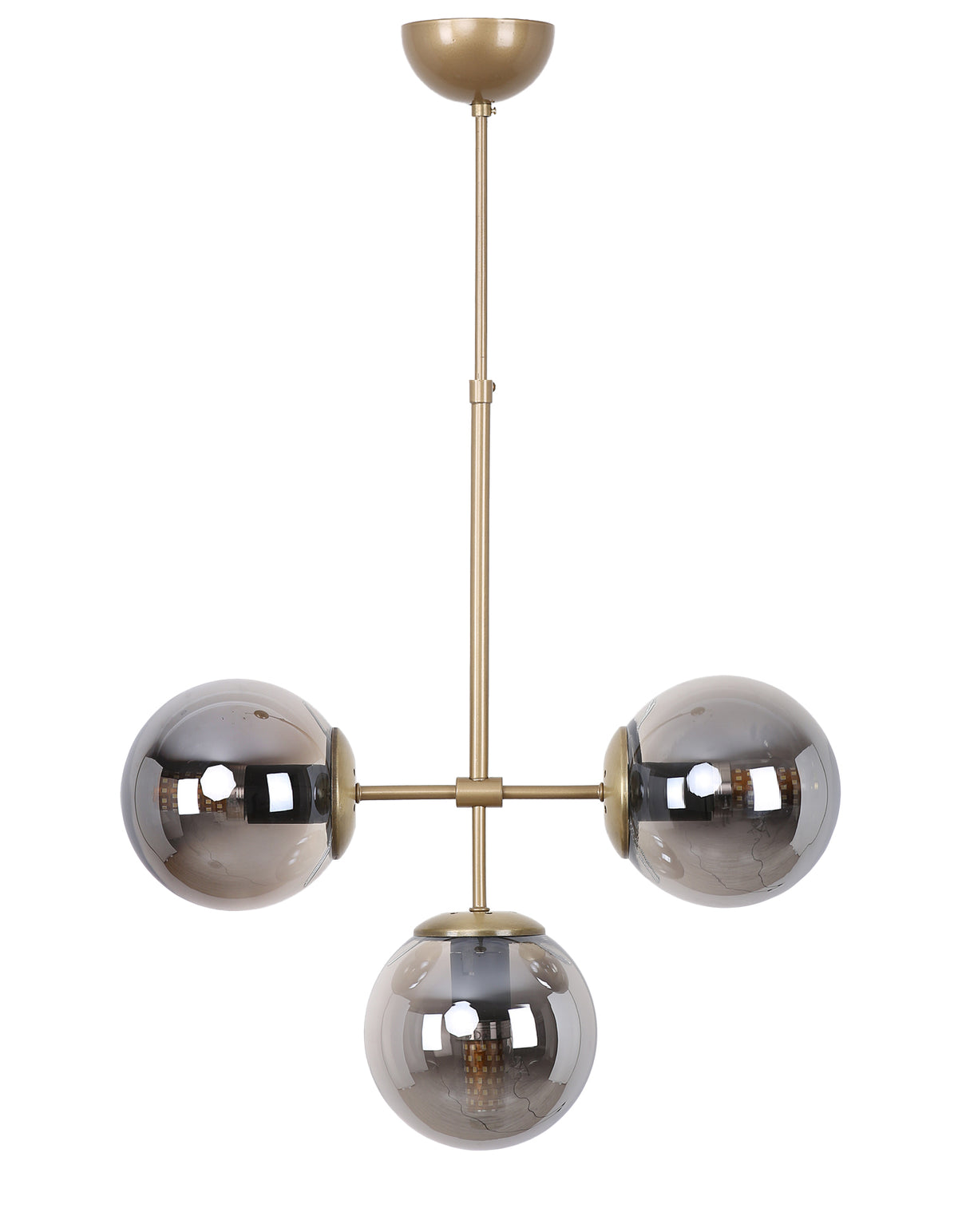 Vue complète de la suspension asymétrique 3 globes en verre fumé avec structure en laiton brossé