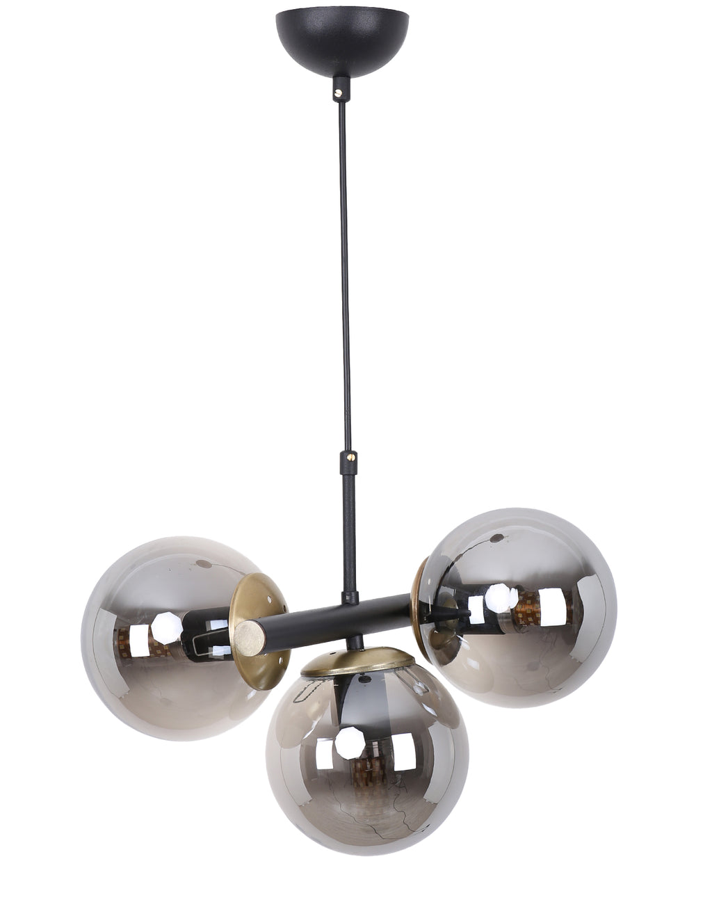 Vue de face de la suspension 3 globes fumés avec structure noir mat et détails dorés