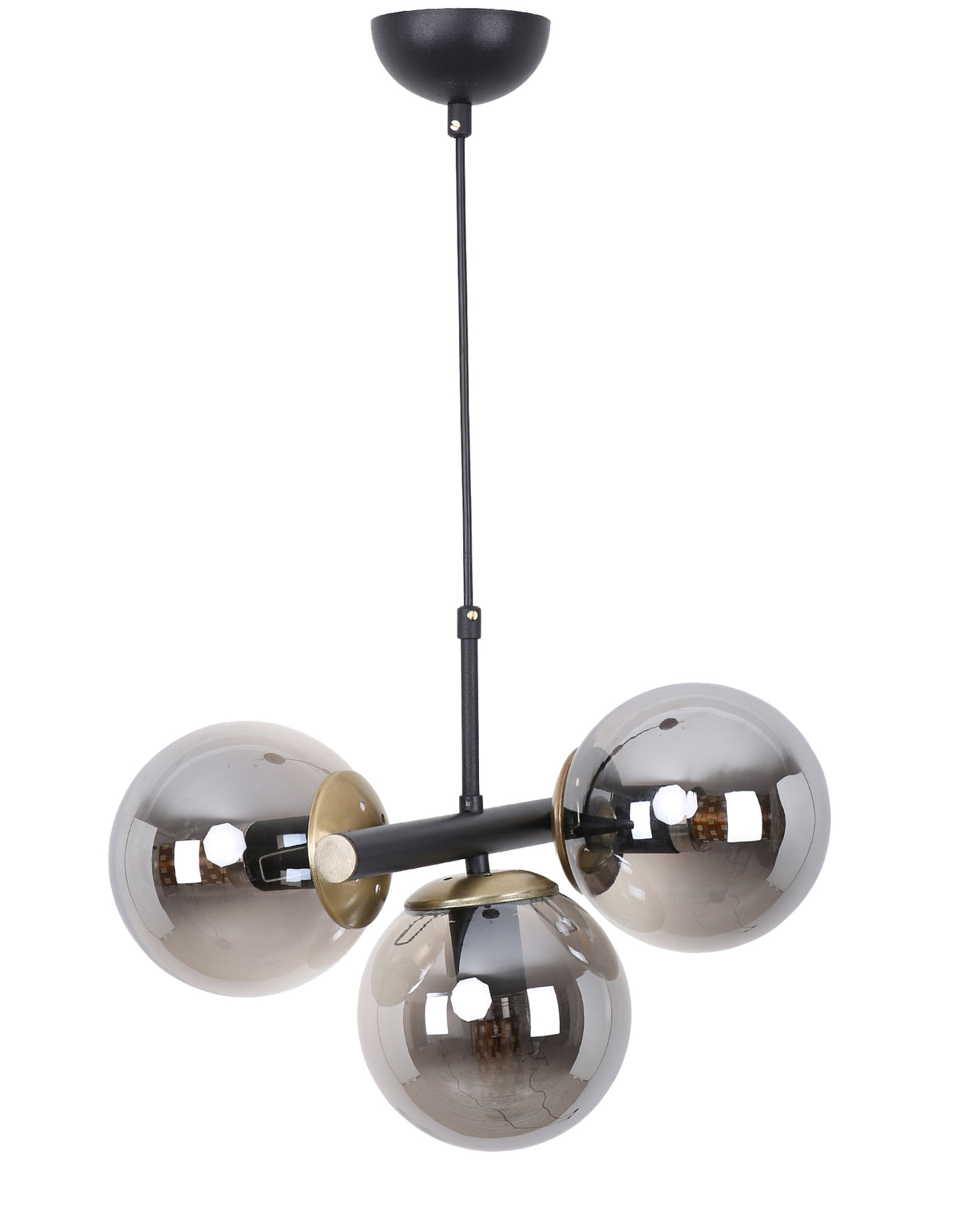 Vue de face de la suspension 3 globes fumés avec structure noir mat et détails dorés