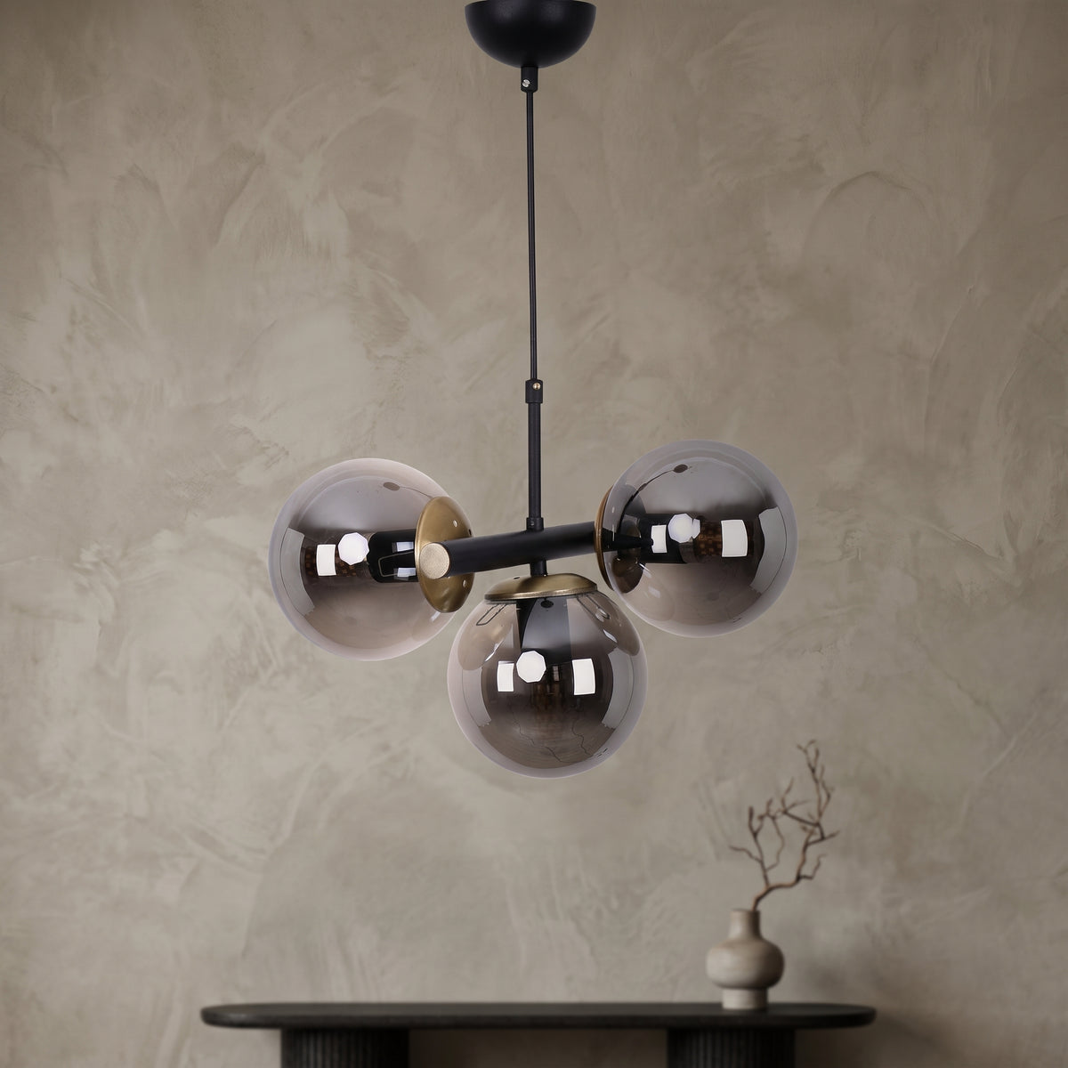 Suspension 3 globes en verre fumé avec structure noir mat et détails dorés