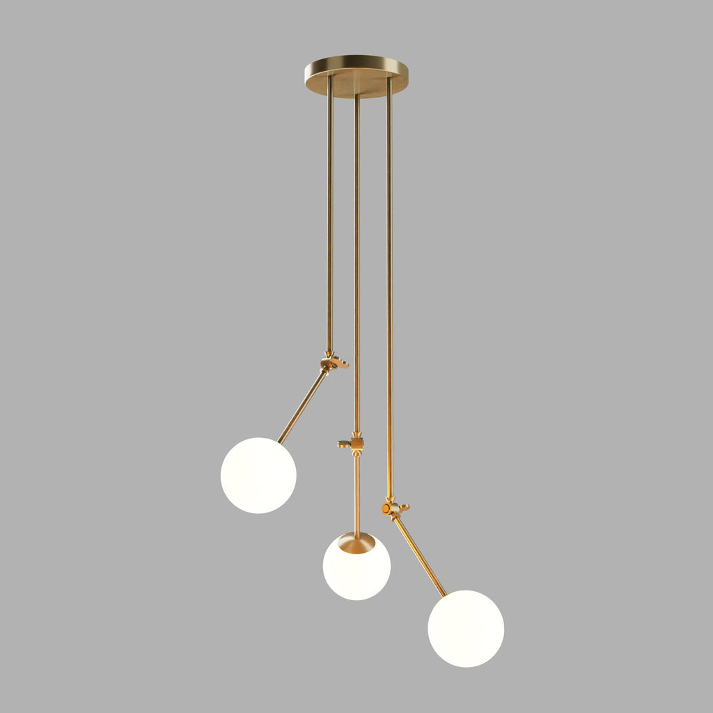 Vue de la suspension 3 globes blanc opale avec structure dorée et bras articulés