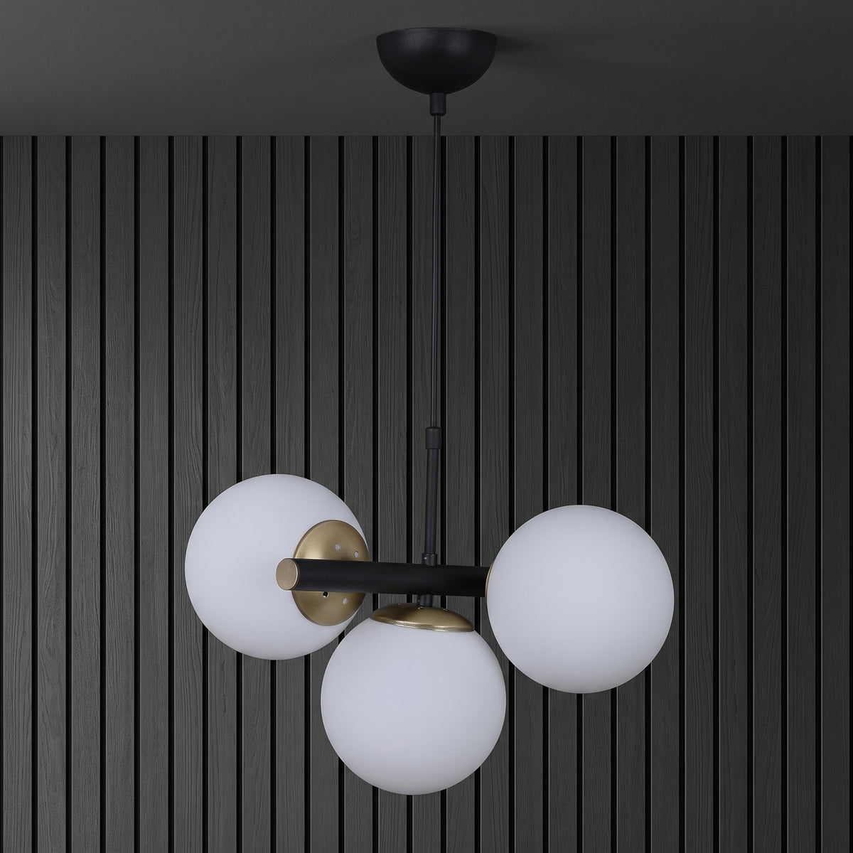 Suspension 3 globes en verre blanc opalin avec structure noire et détails dorés