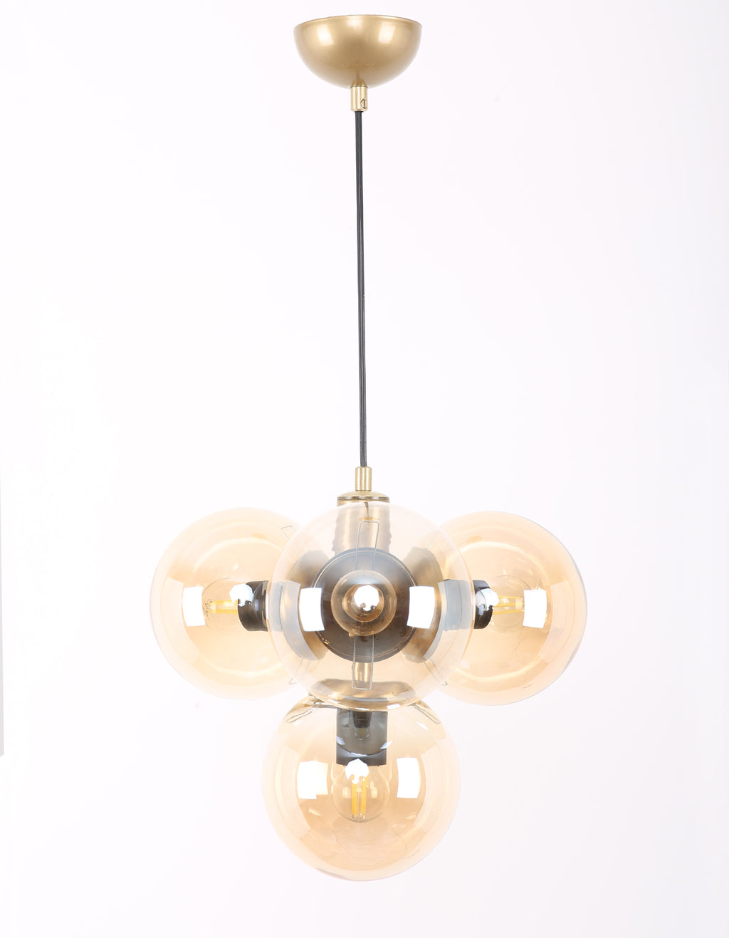 Vue de la suspension 4 globes en verre ambré allumée avec structure finition laiton brossé