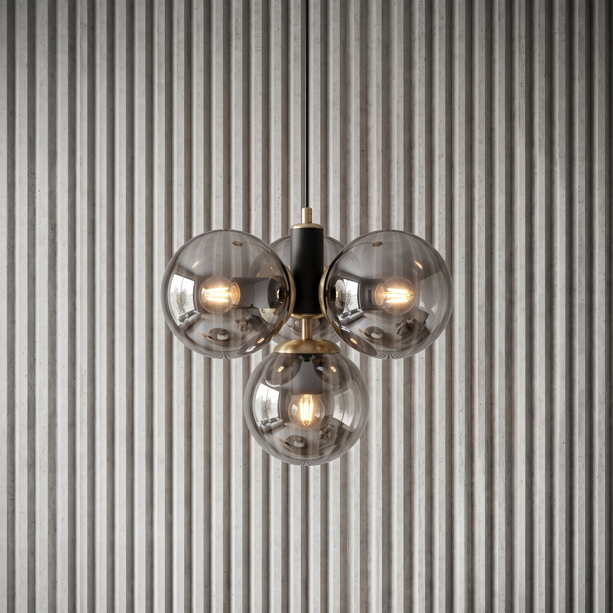 Suspension 4 globes en verre fumé transparent avec structure noir mat et détails laiton sur fond à lames verticales