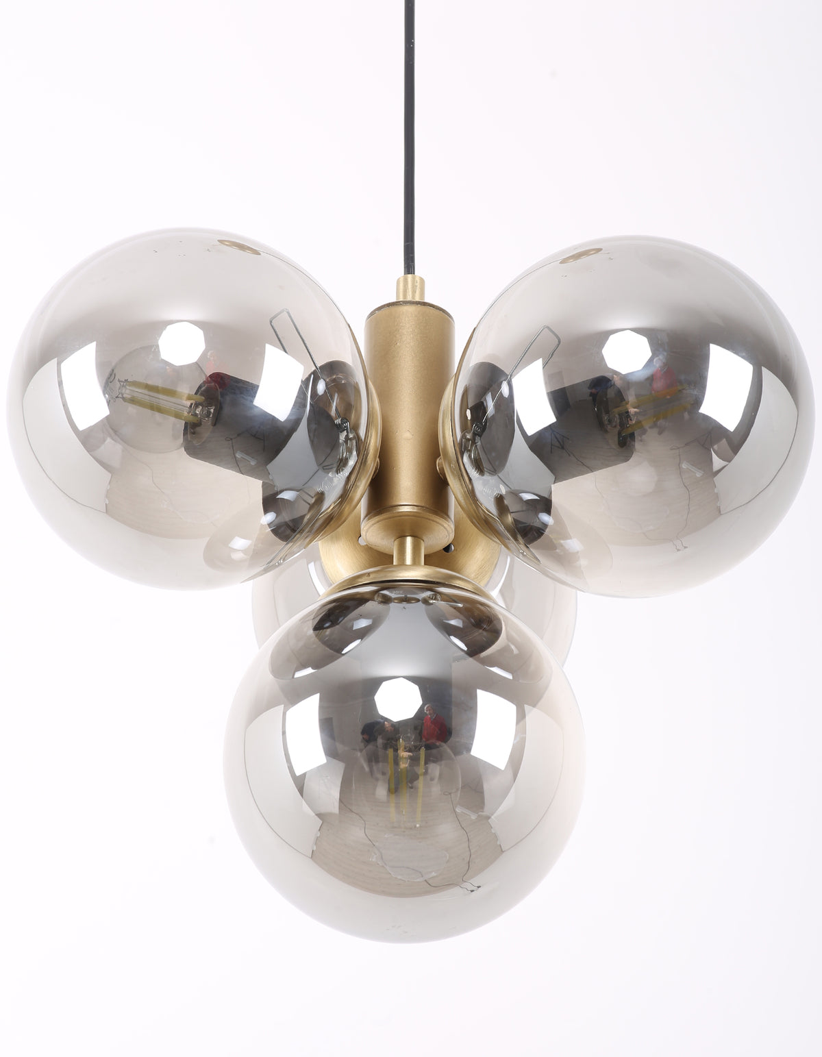 Vue rapprochée des globes en verre fumé transparent et de la structure finition laiton brossé