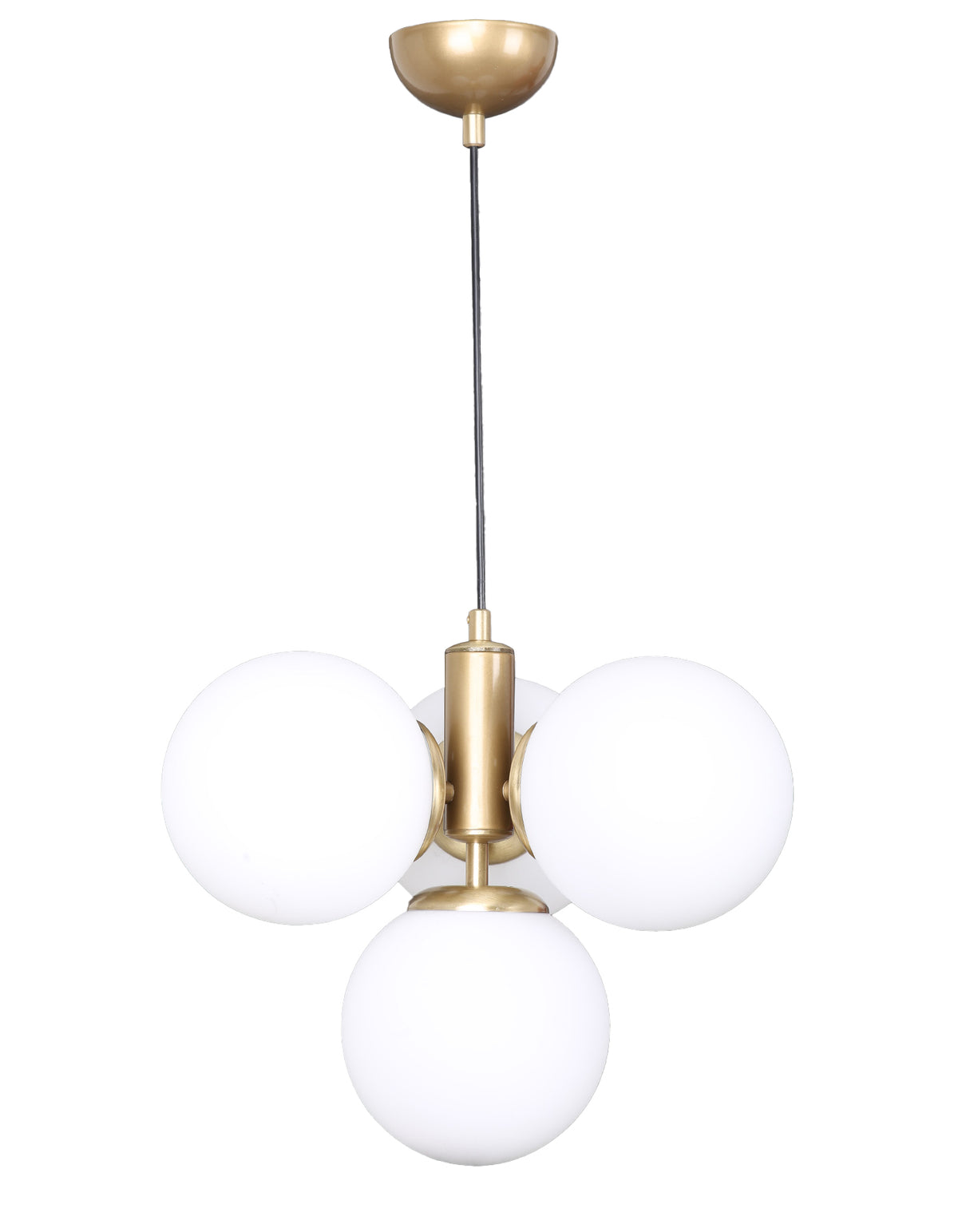 Vue de la suspension 4 globes en verre blanc opale avec structure finition laiton brossé