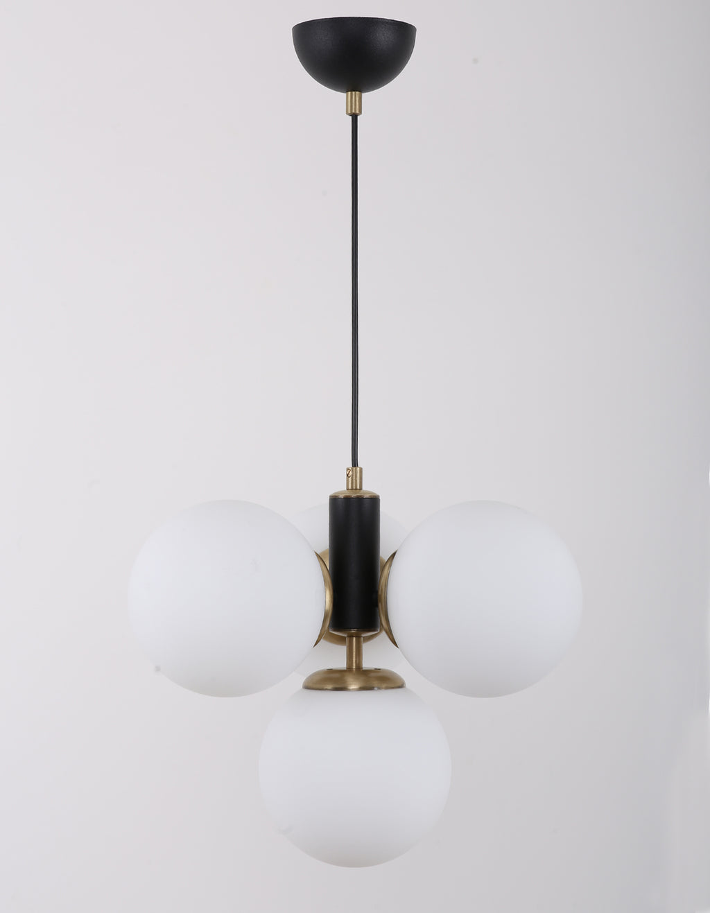 Suspension 4 globes en verre blanc opale avec structure noire et détails laiton vue de face