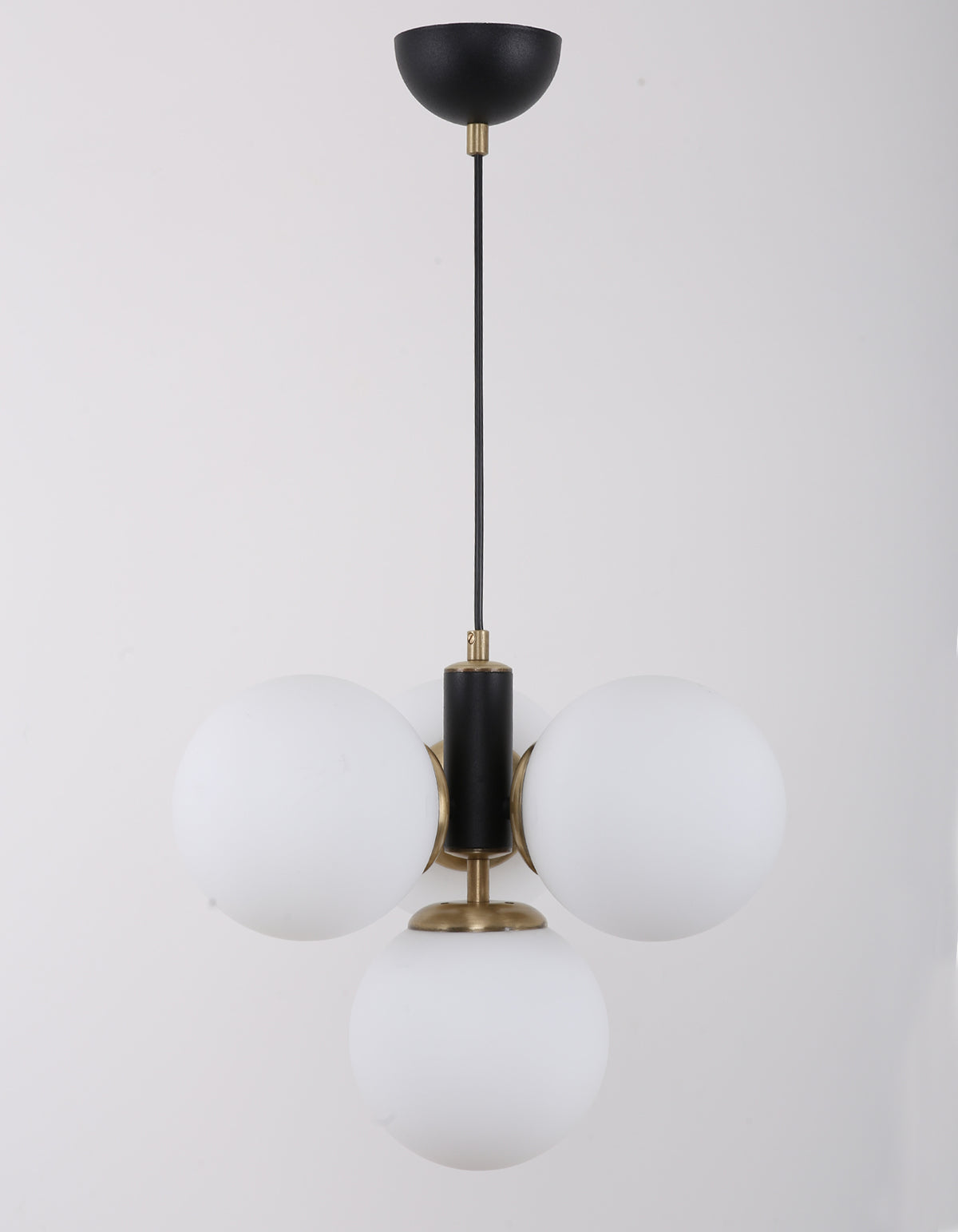 Suspension 4 globes en verre blanc opale avec structure noire et détails laiton vue de face