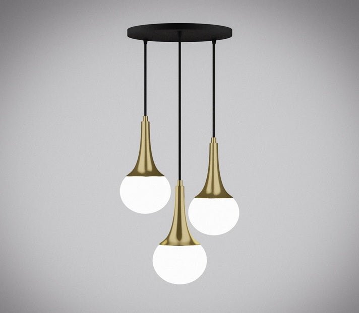 Vue de la suspension cascade 3 globes en verre blanc opale avec cols coniques dorés et rosace noire