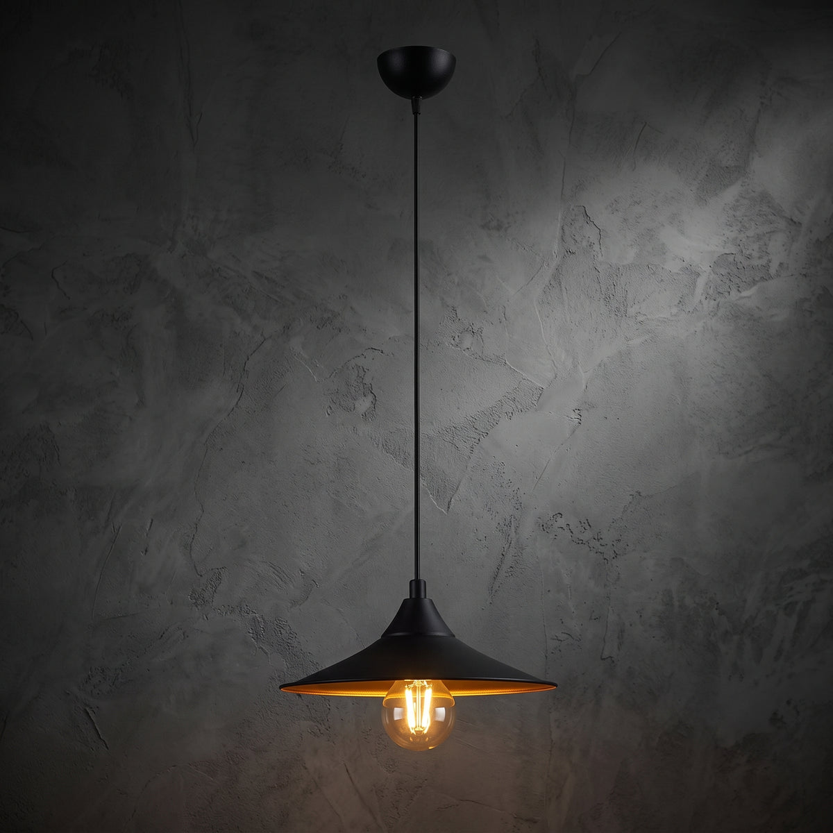 Suspension coupelle extra-plate noir mat et intérieur doré allumée sur fond sombre