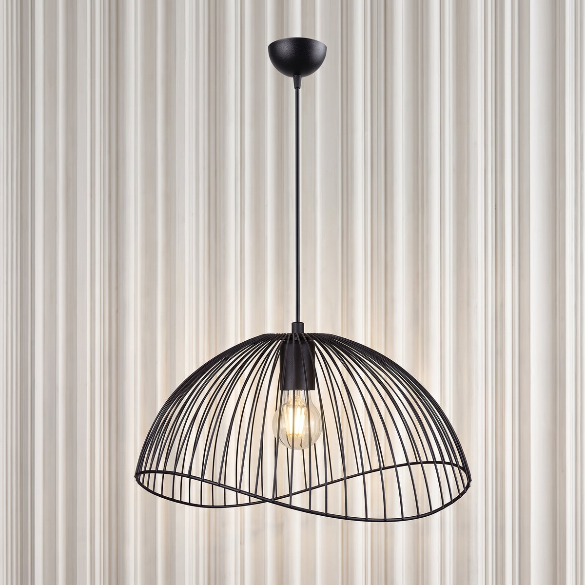 Suspension dôme filaire noire Ø40 cm en fil de fer noir mat allumée