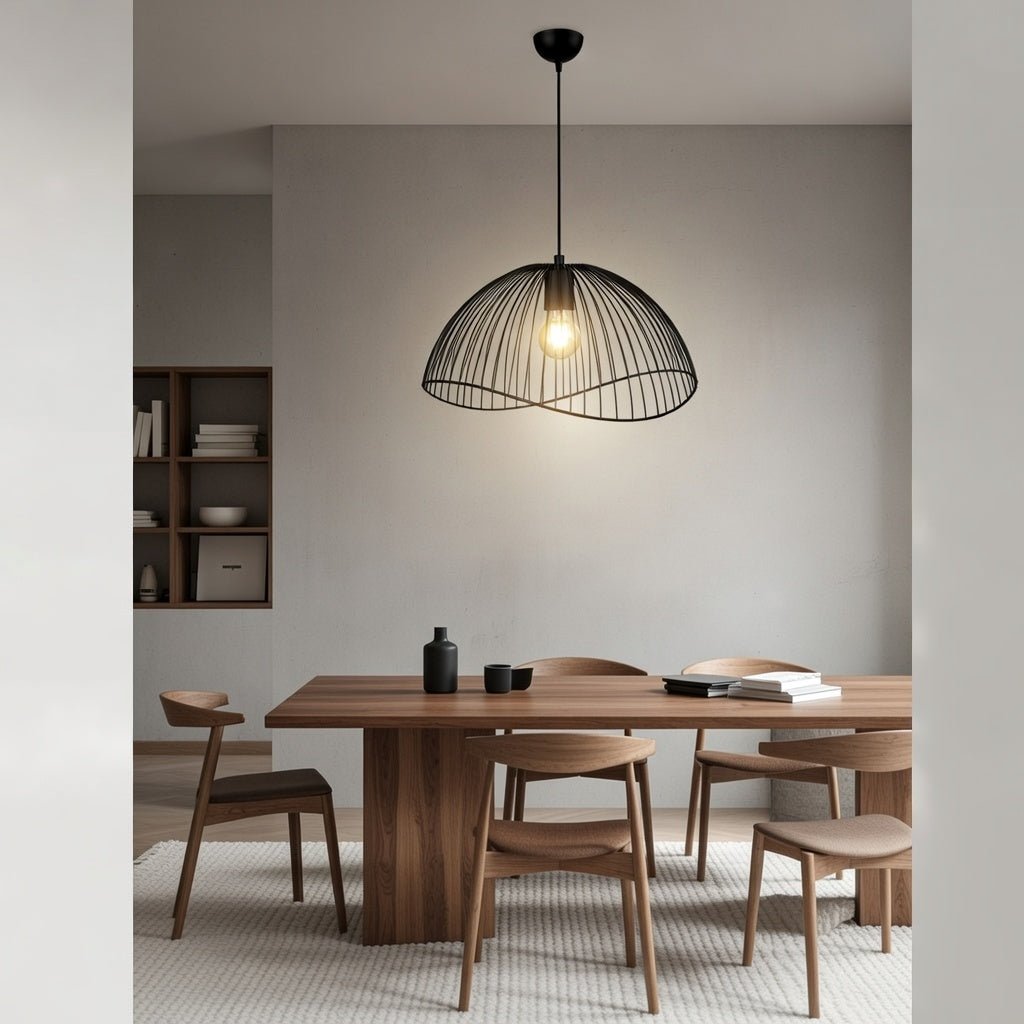 Suspension dôme filaire noire Ø40 cm dans une salle à manger contemporaine