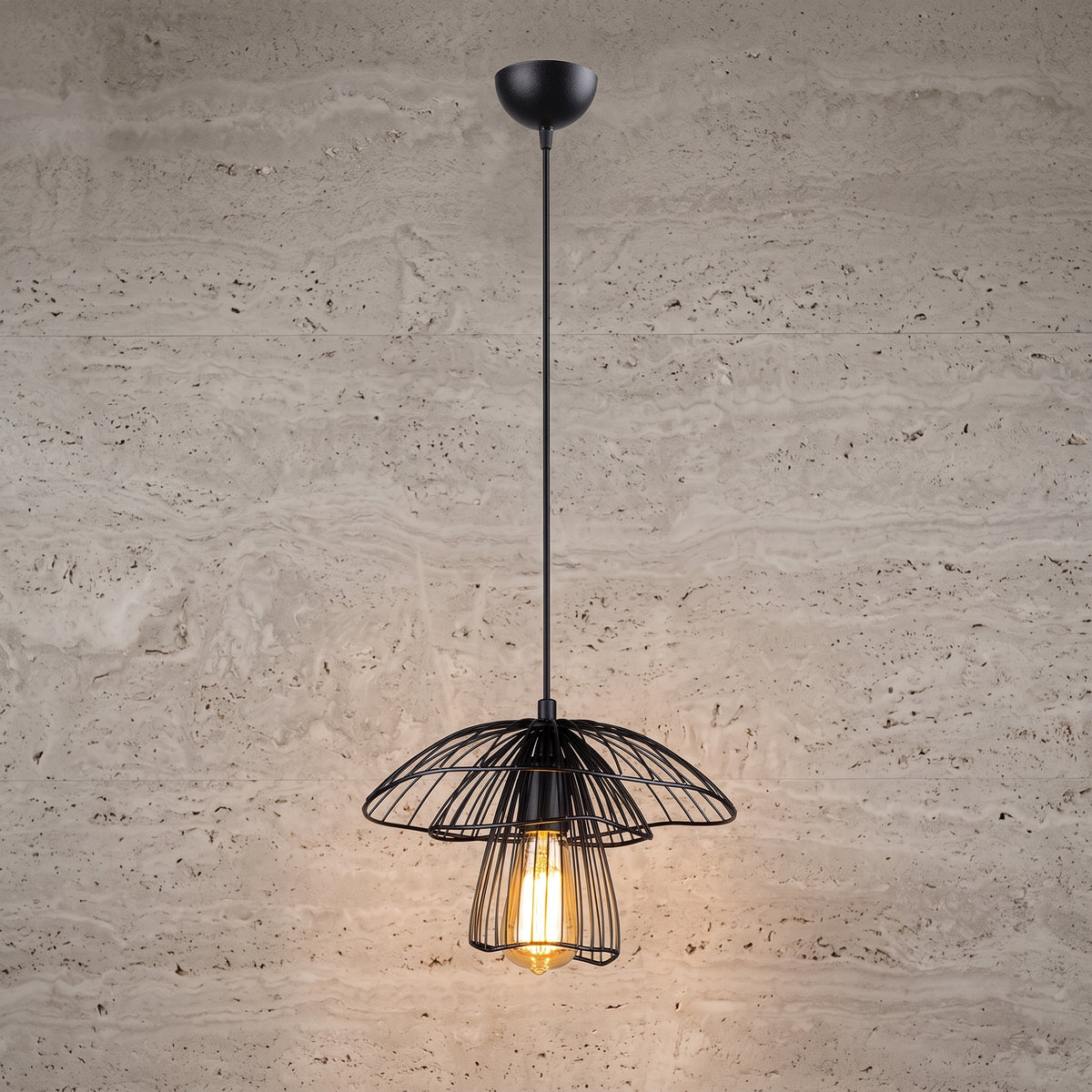 Suspension filaire champignon noire Ø33 cm allumée sur mur clair