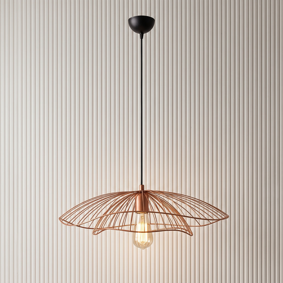Suspension filaire évasée cuivrée rosée Ø50 cm allumée
