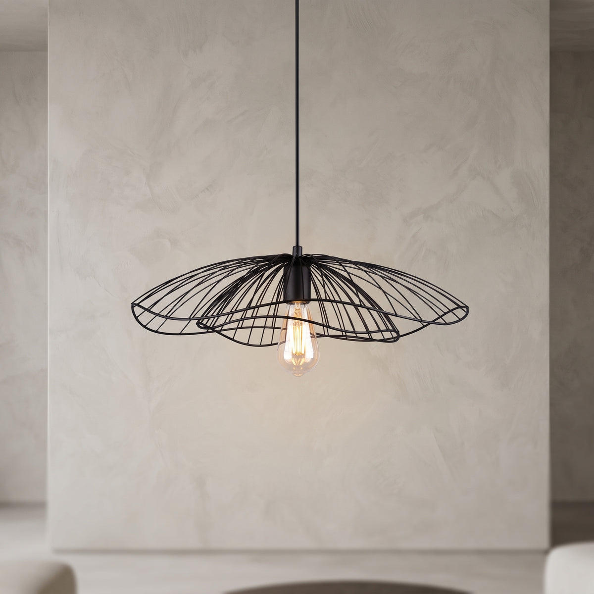 Suspension filaire évasée noire Ø50 cm allumée