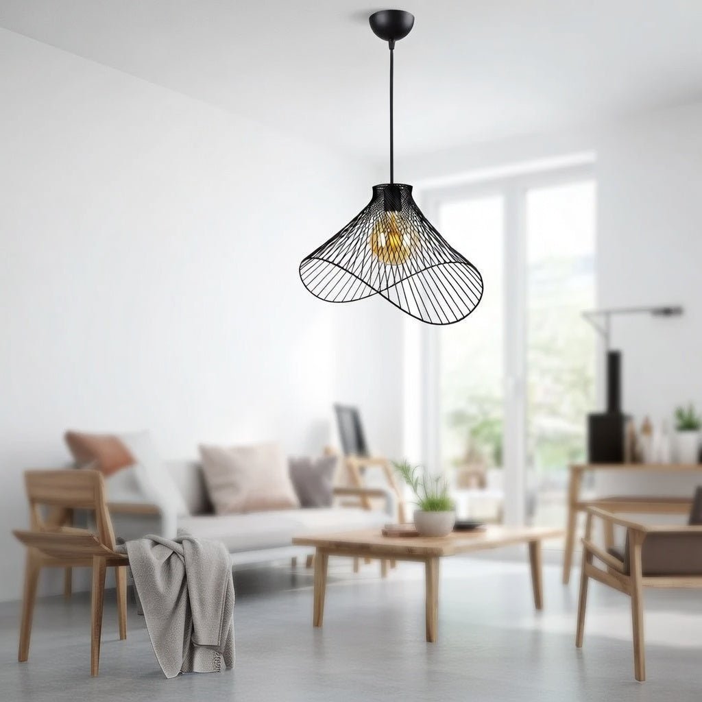 Suspension filaire florale noire Ø50 cm dans un salon lumineux aux tons naturels