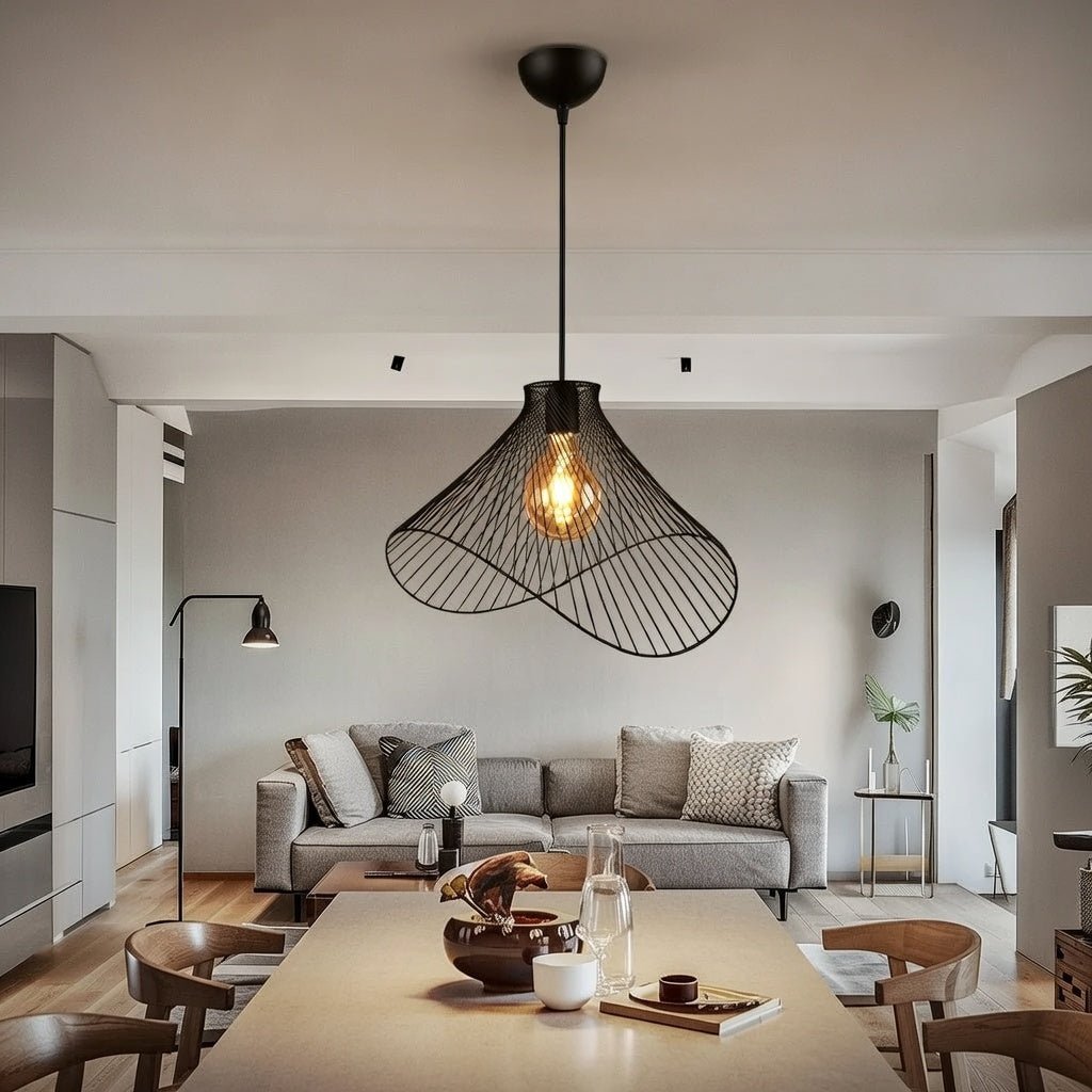 Suspension florale noire Ø50 cm installée au-dessus d’une table dans un intérieur contemporain