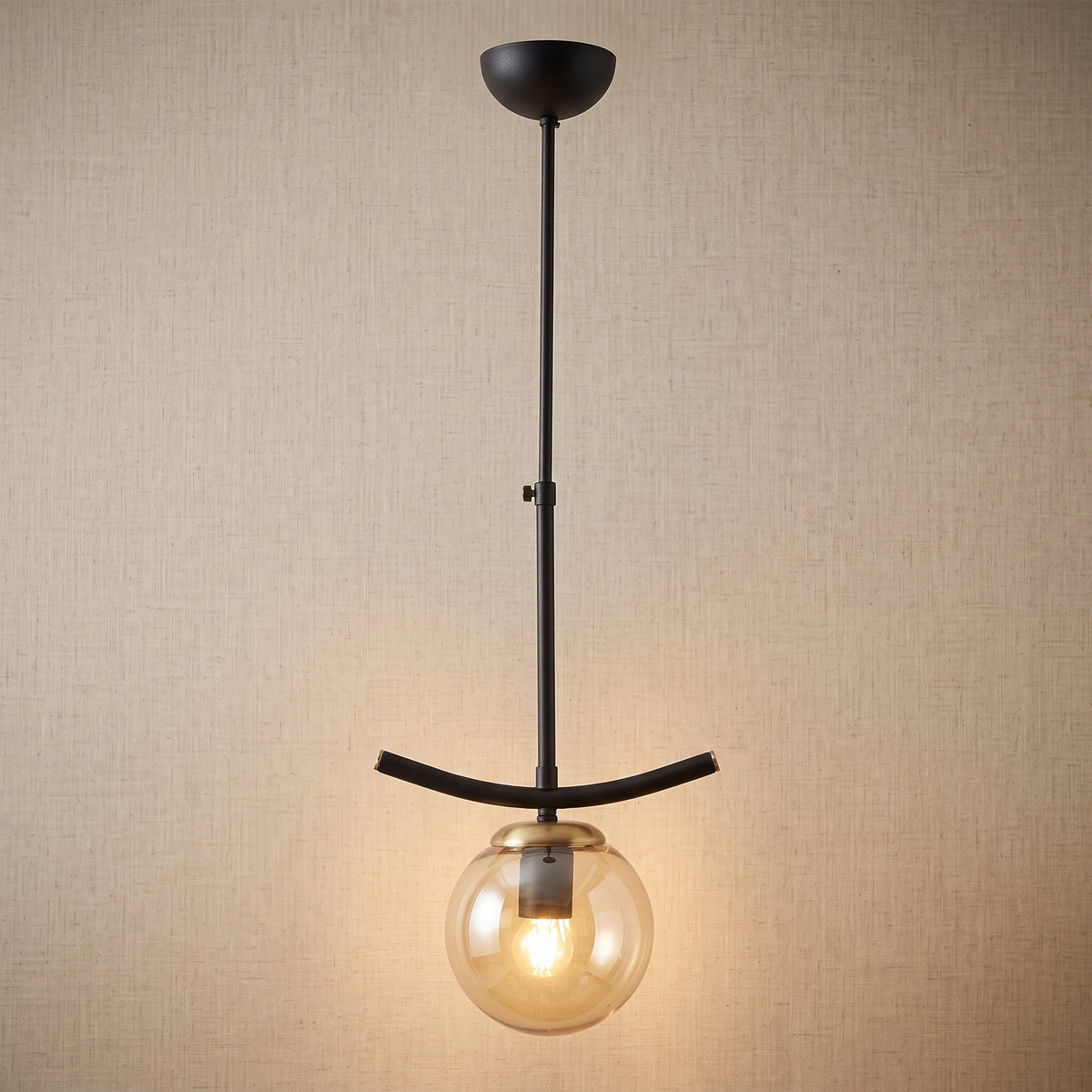 Suspension 1 globe en verre ambré avec structure en T noir mat et détails dorés